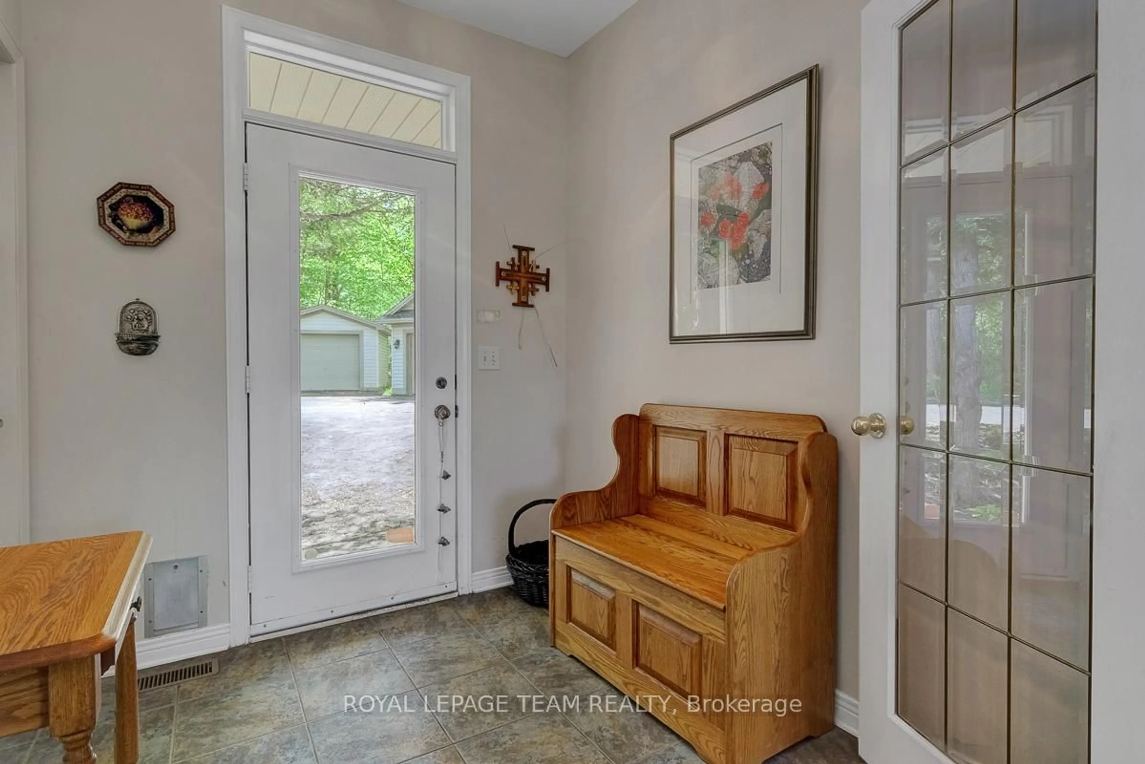 Indoor entryway for 912 Maple Hill Rd, North Grenville Ontario K0G 1T0