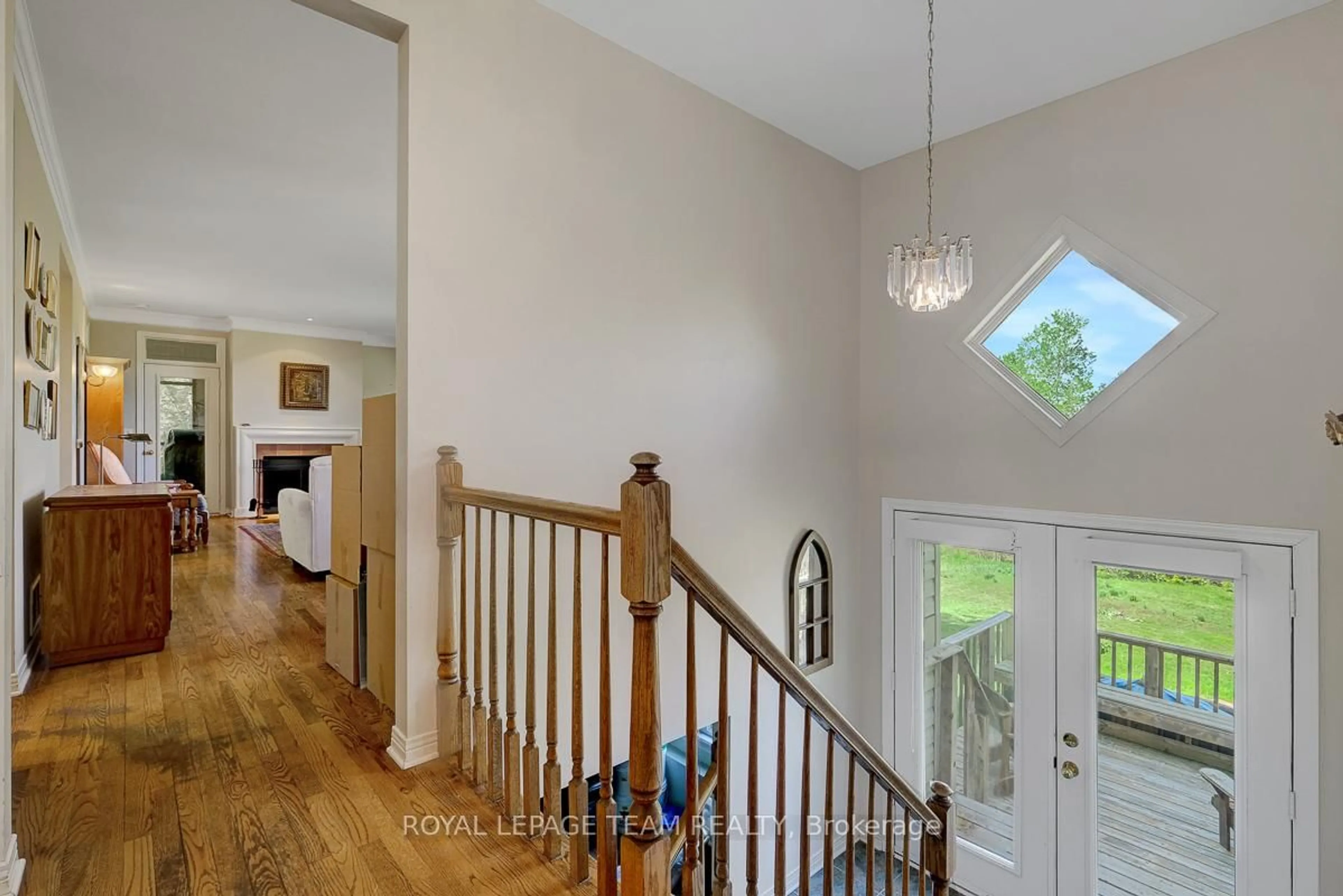 Indoor foyer for 912 Maple Hill Rd, North Grenville Ontario K0G 1T0