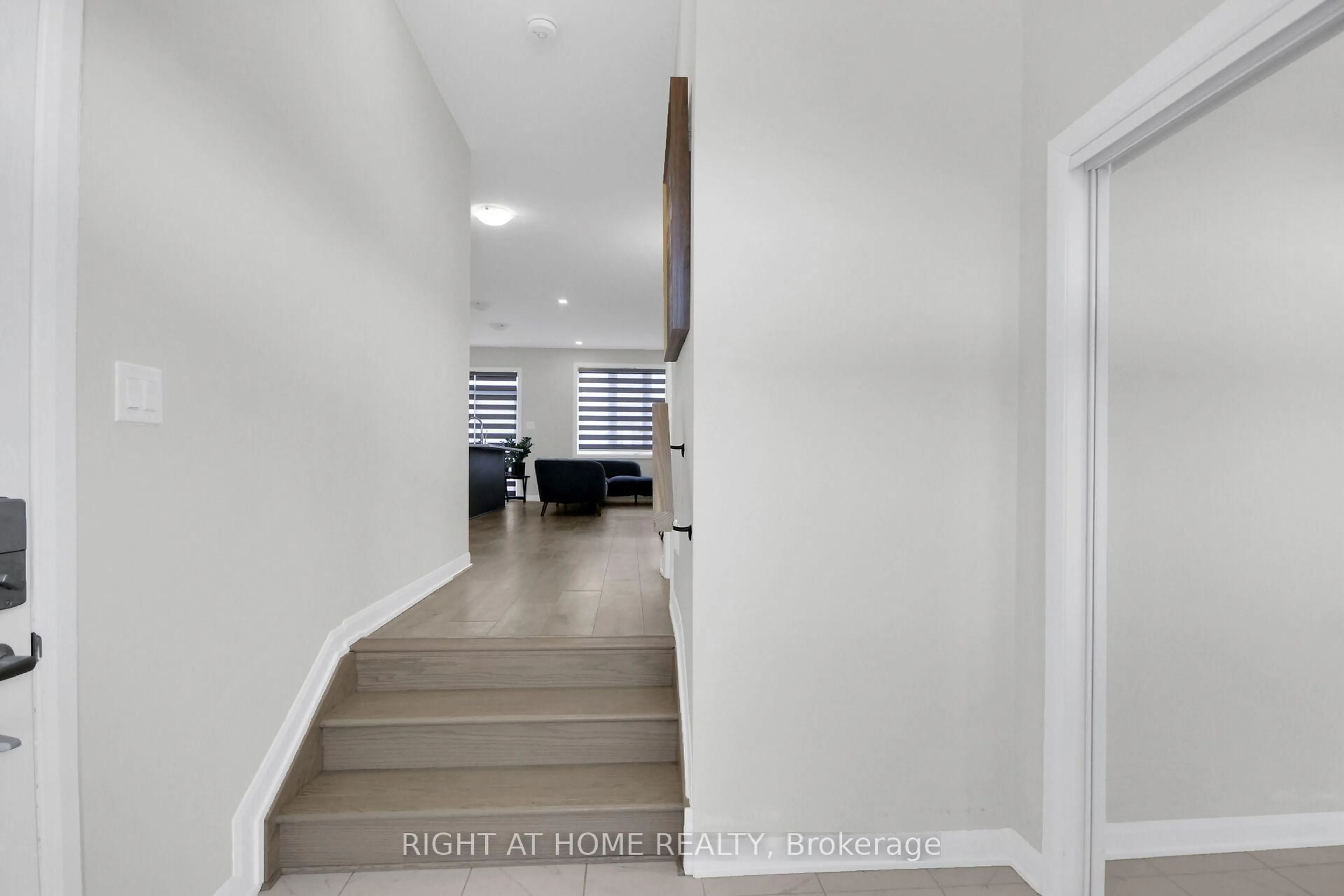 Indoor foyer for 1020 Ballyhale Hts, Ottawa Ontario K2J 6Y6