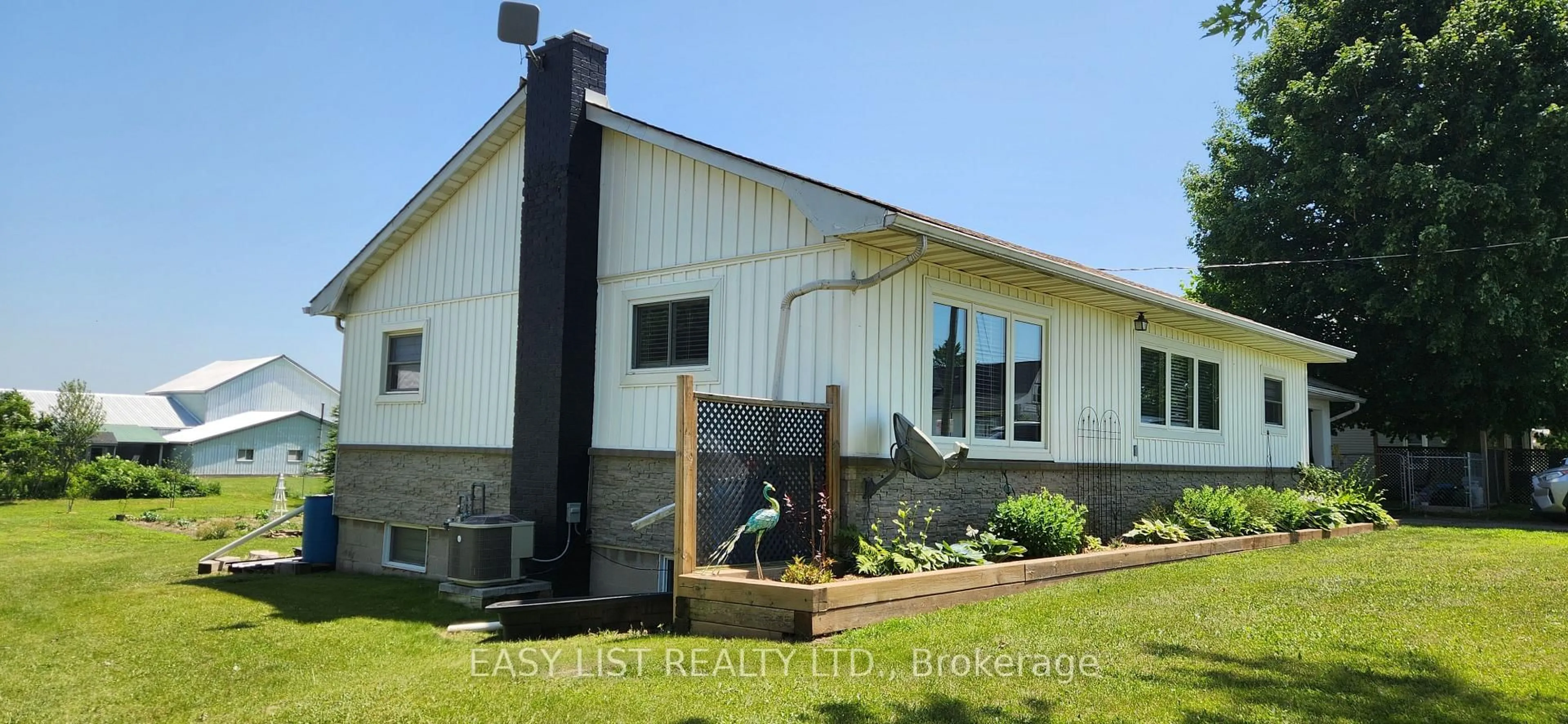 Home with vinyl exterior material, unknown for 700 Norfolk County Road 28, Norfolk Ontario N0E 1G0