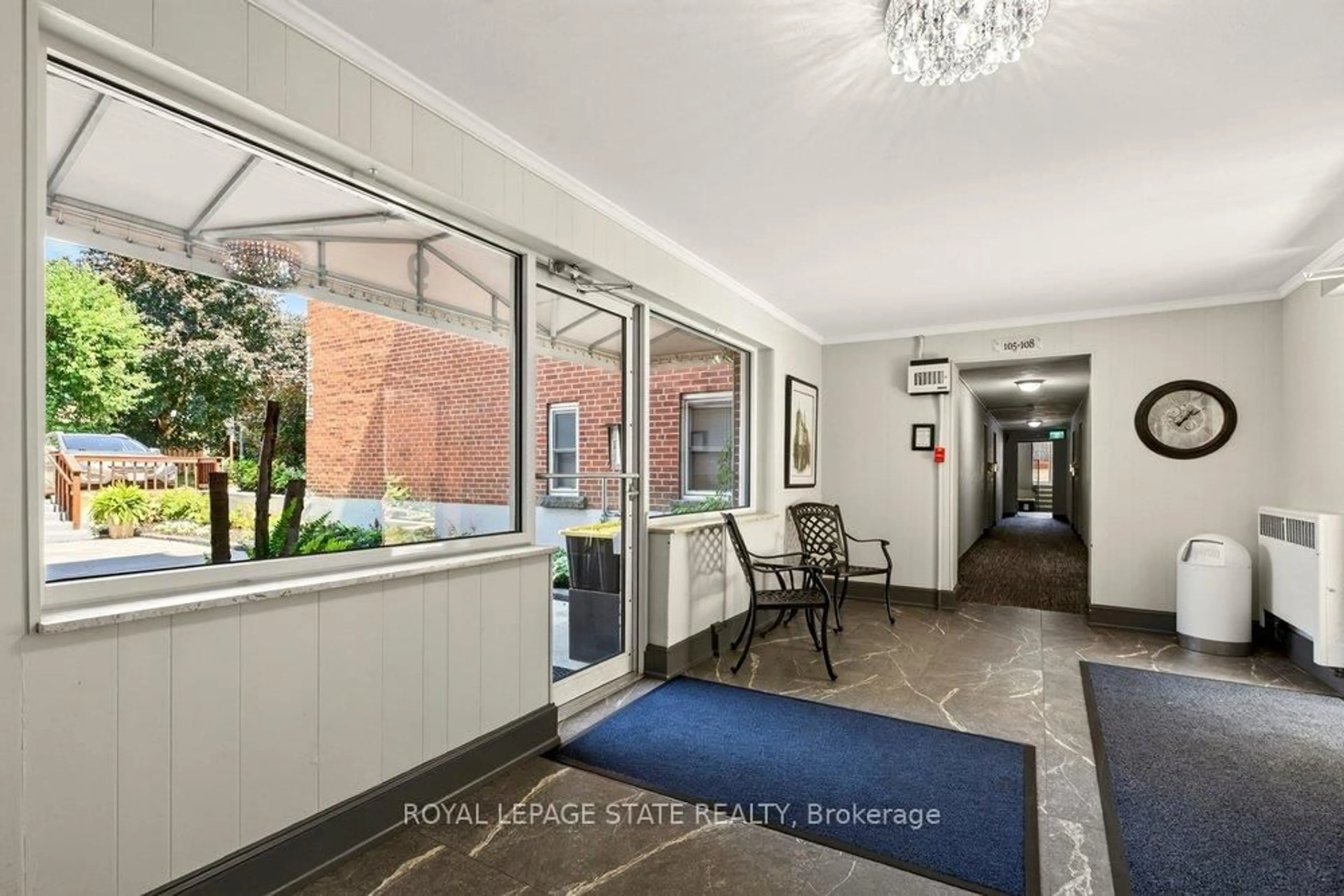 Indoor foyer for 9 Grant Blvd #602, Hamilton Ontario L9H 4L5
