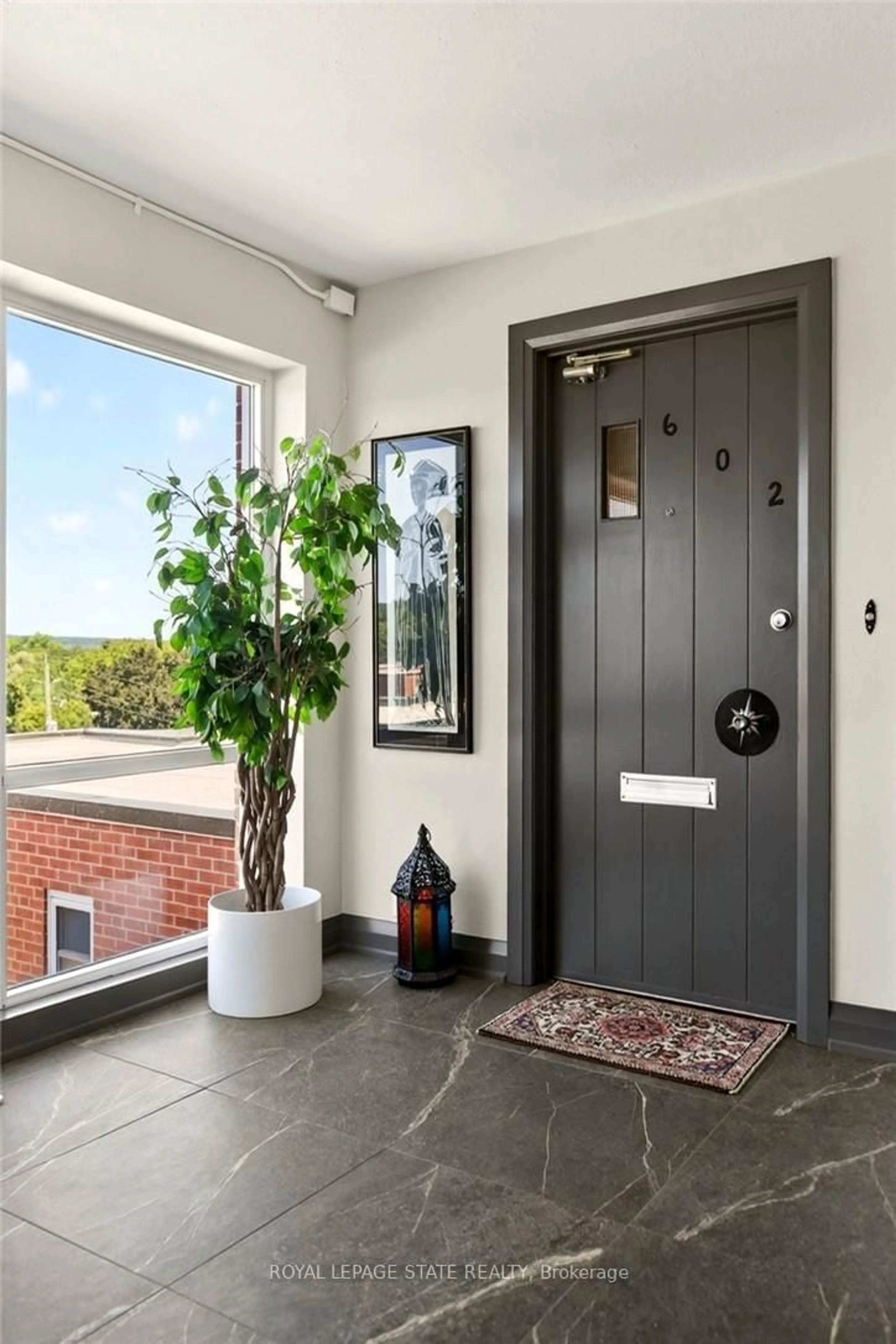 Indoor entryway for 9 Grant Blvd #602, Hamilton Ontario L9H 4L5