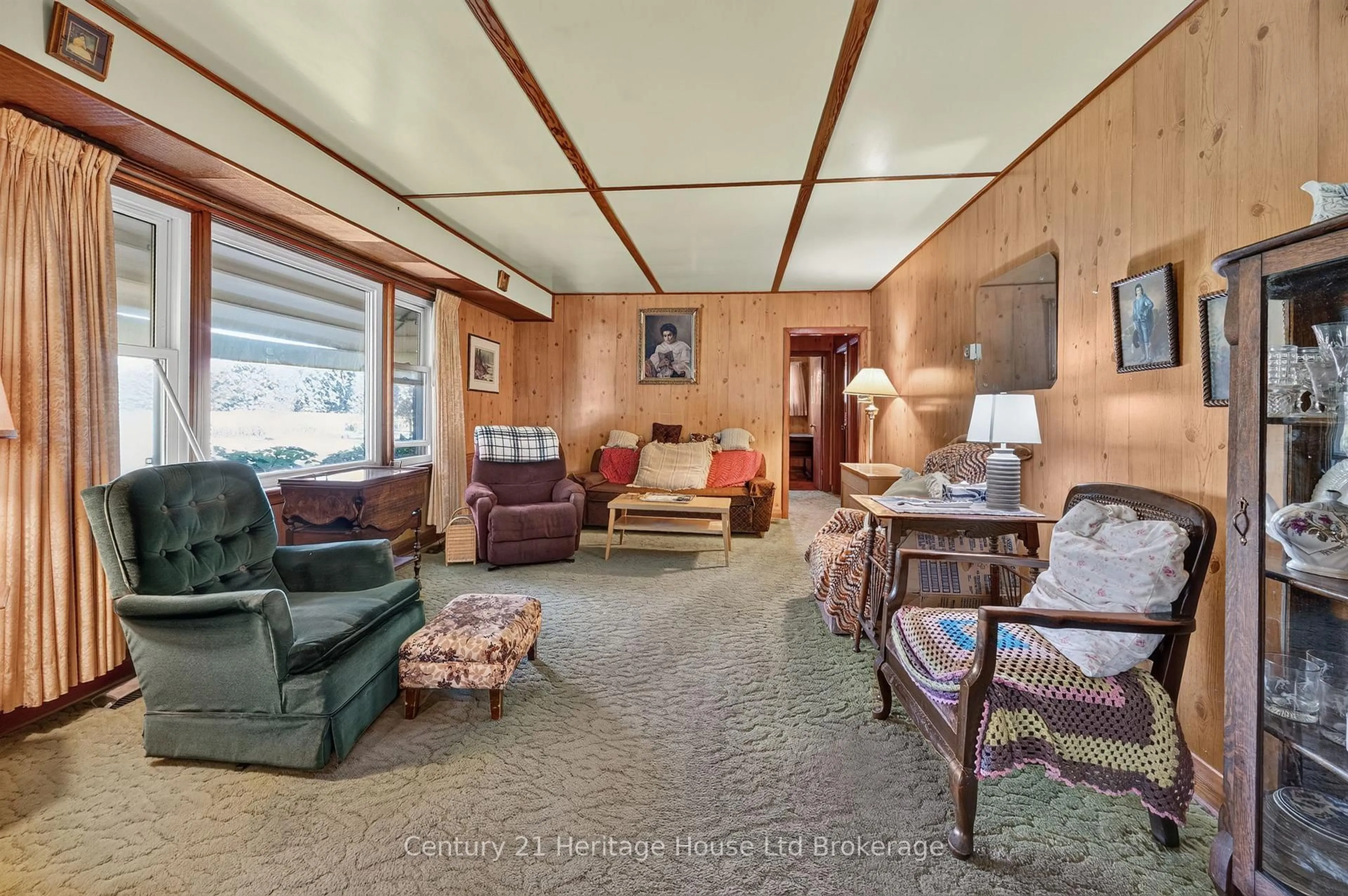 Living room with furniture, carpet floor for 515142 11th Line, Woodstock Ontario N4S 7V7