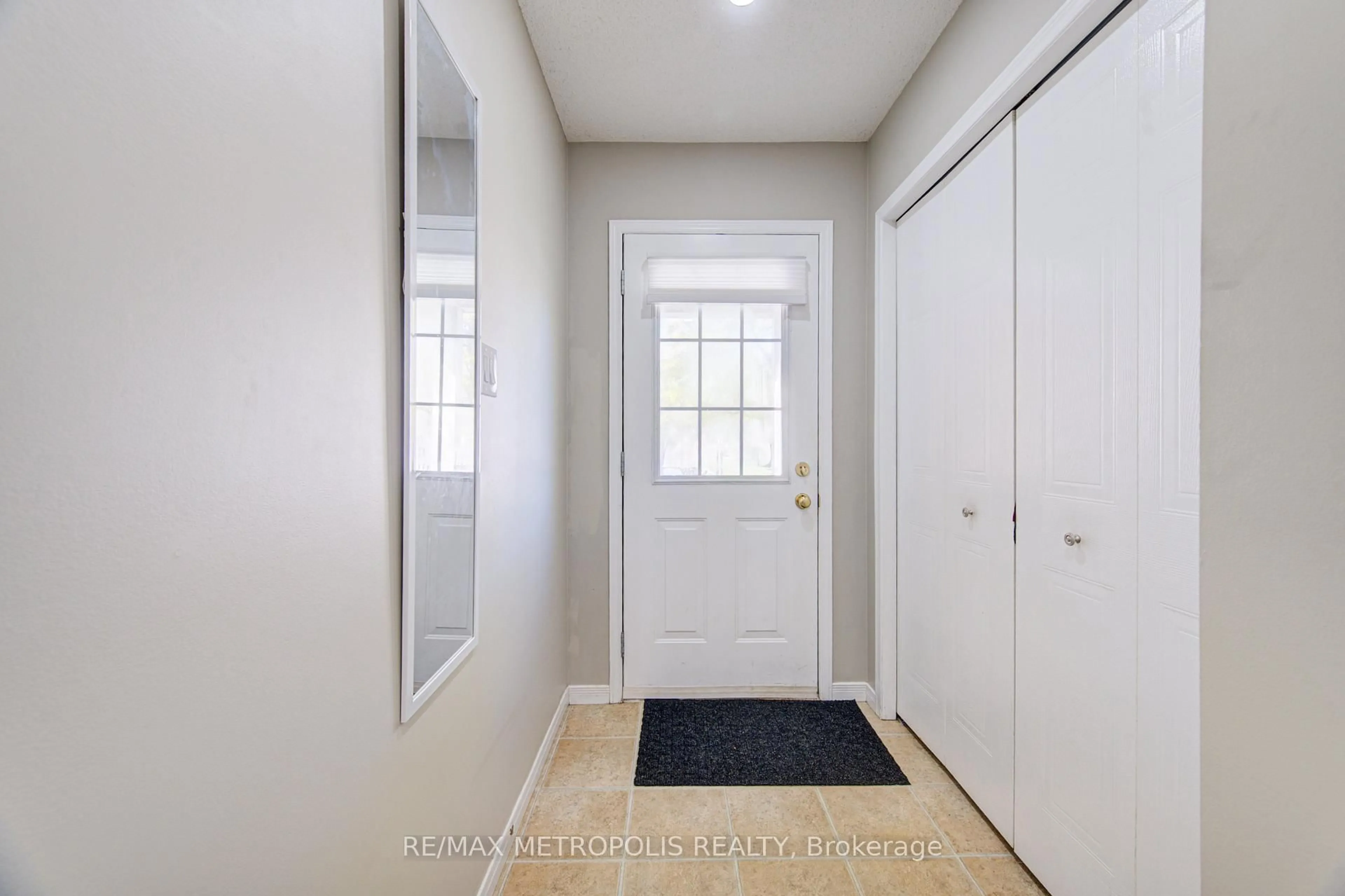 Indoor entryway for 124 GOSLING Gdns #37, Guelph Ontario N1G 5K6