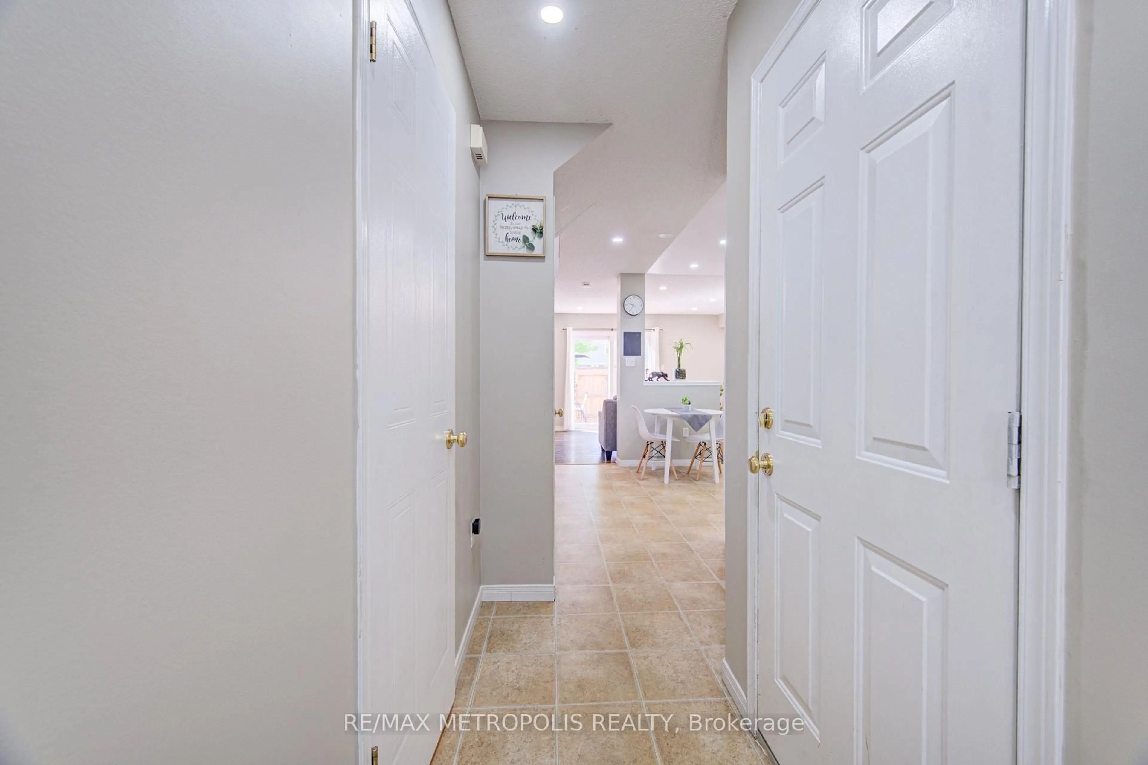 Indoor entryway for 124 GOSLING Gdns #37, Guelph Ontario N1G 5K6