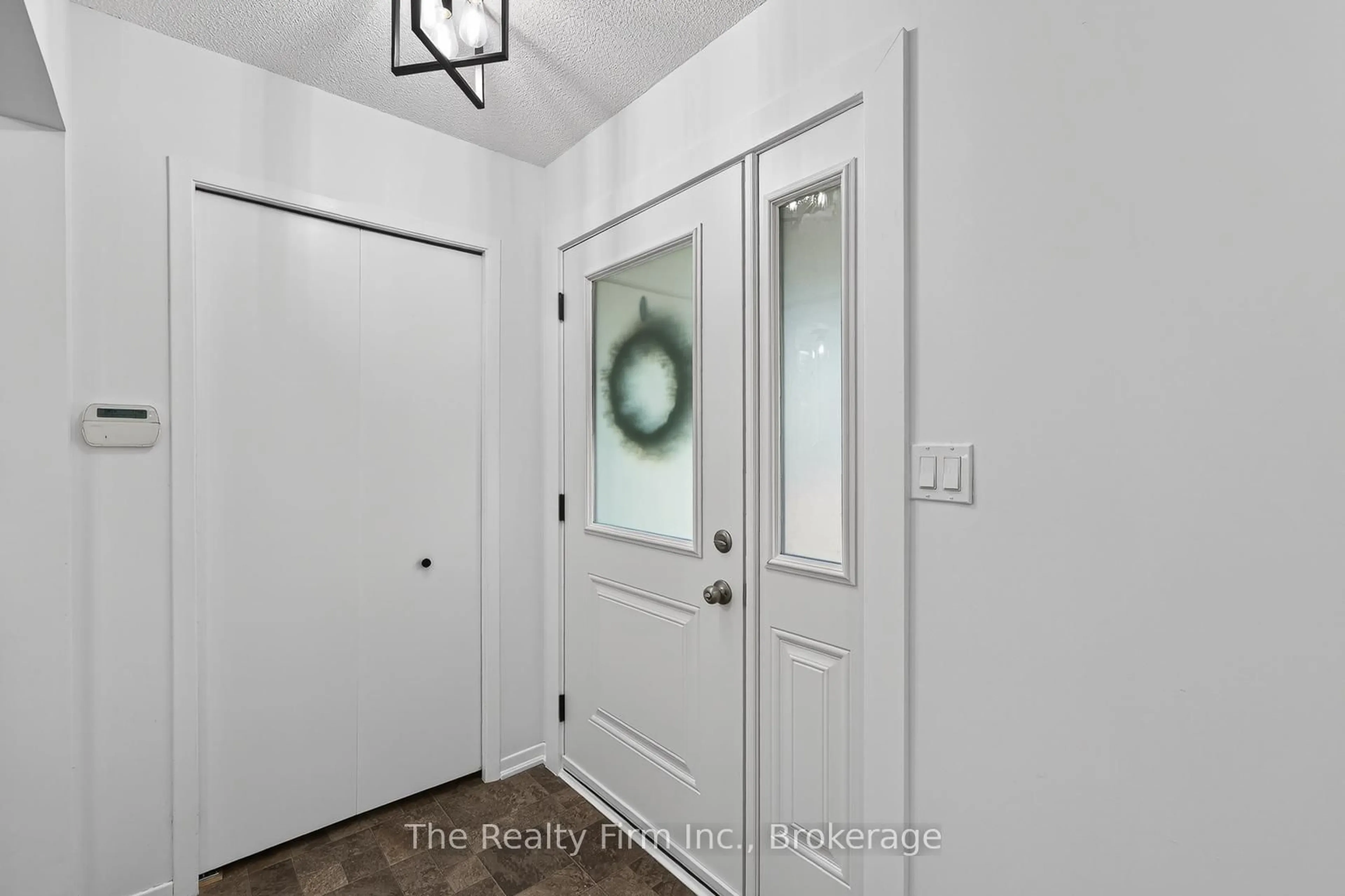 Indoor entryway for 48 Naskapi St, Woodstock Ontario N4T 1G6