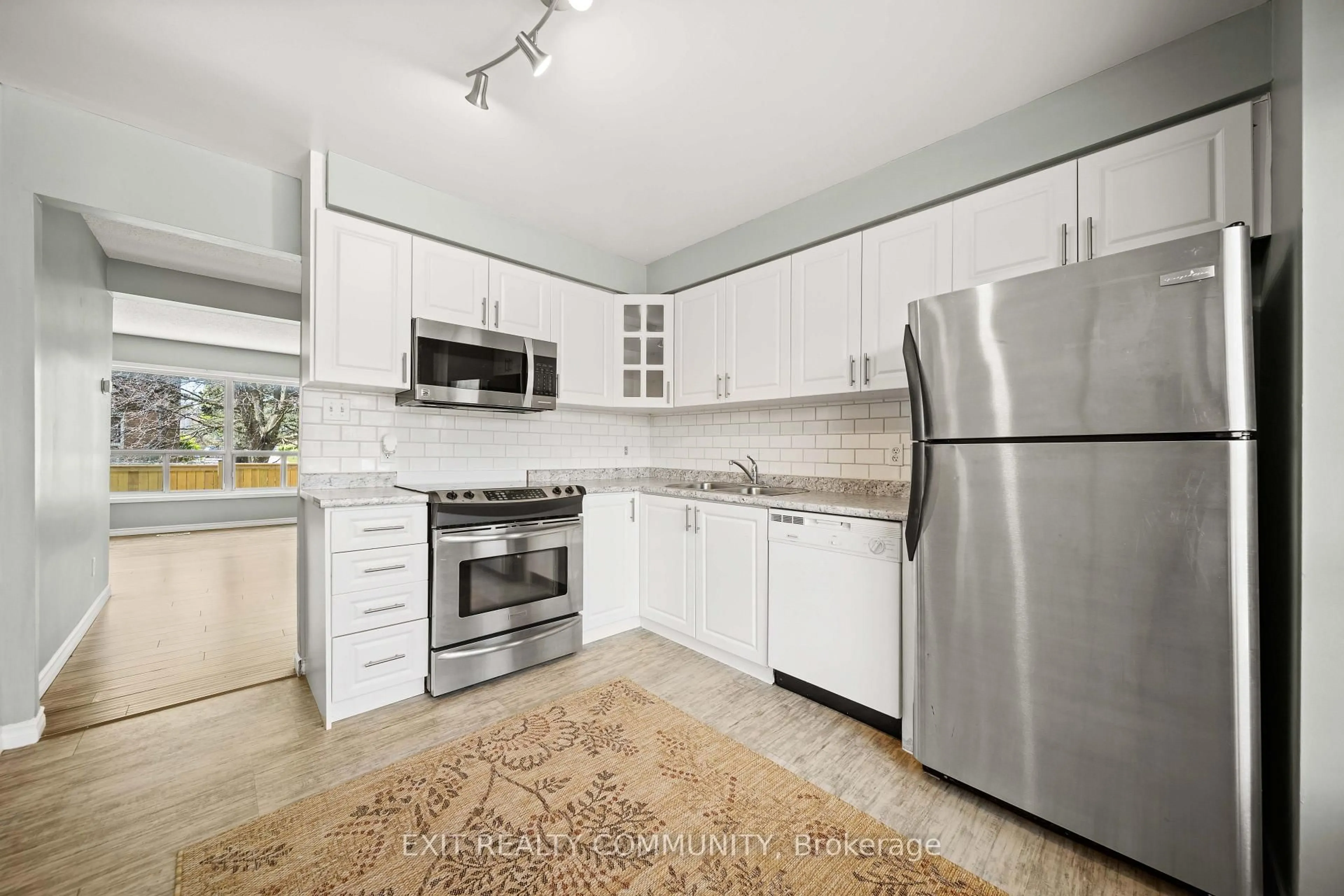 Standard kitchen, ceramic/tile floor for 595 Third St #32, London East Ontario N5V 4A1