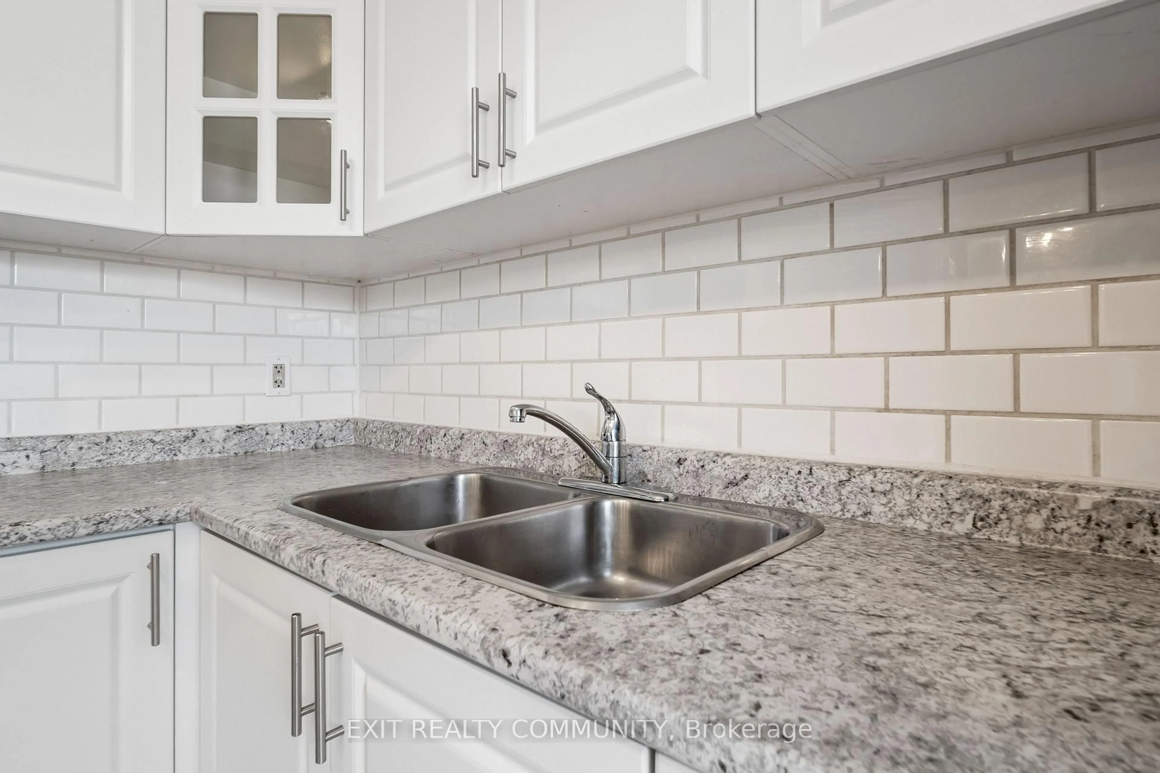 Standard kitchen, ceramic/tile floor for 595 Third St #32, London East Ontario N5V 4A1