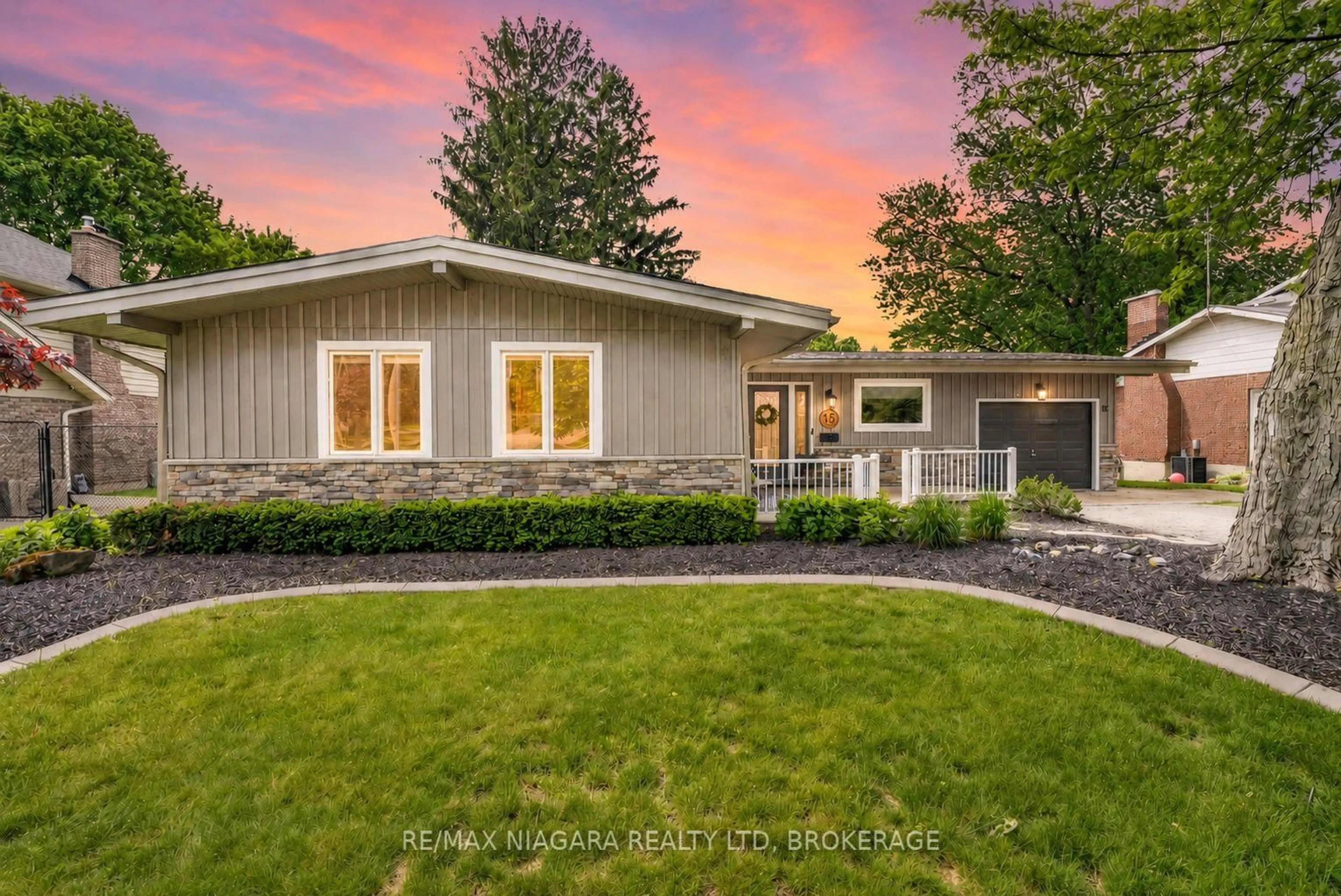 Home with vinyl exterior material, street for 15 Cross Hill Rd, Pelham Ontario L3E 0J3