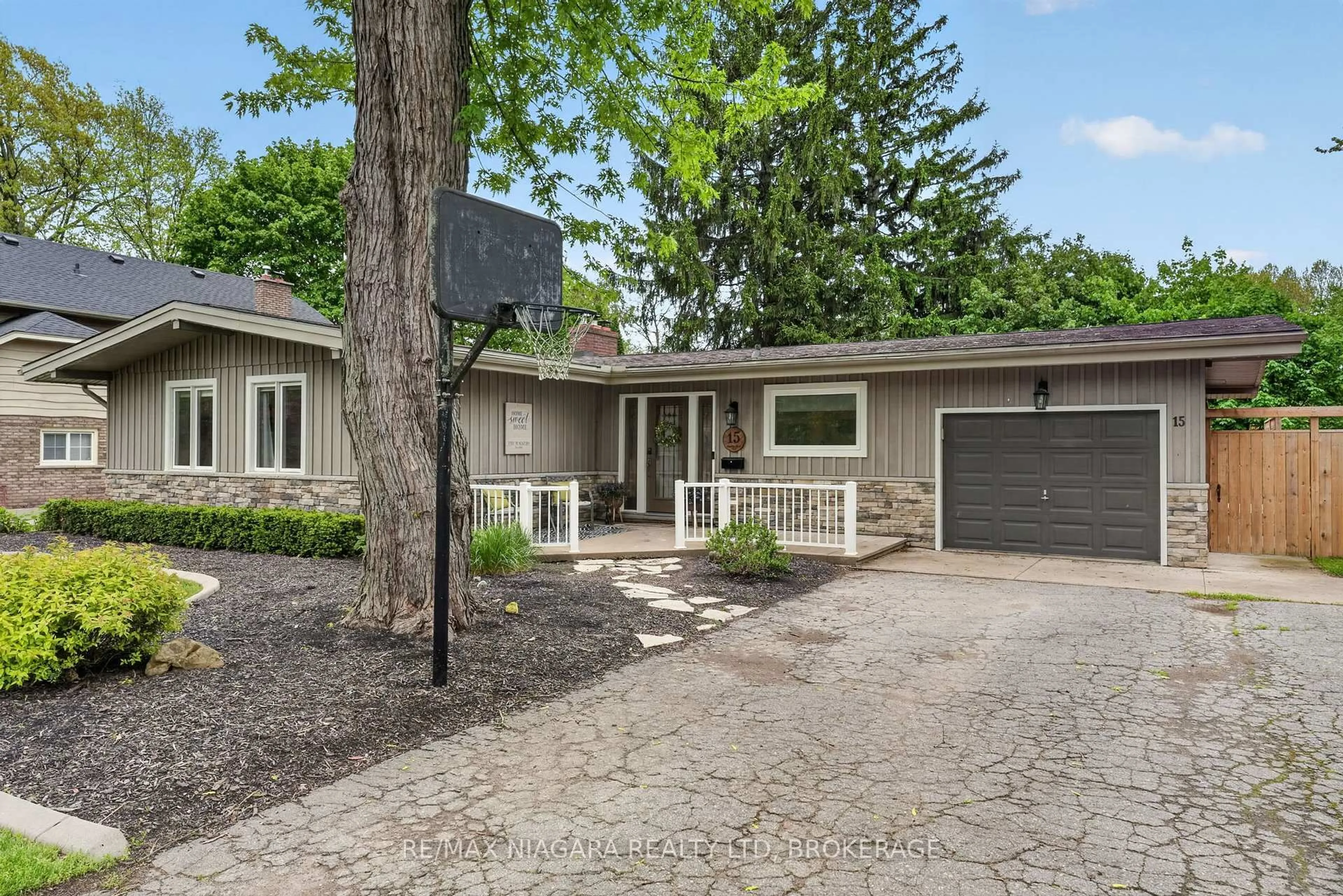Home with vinyl exterior material, street for 15 Cross Hill Rd, Pelham Ontario L3E 0J3