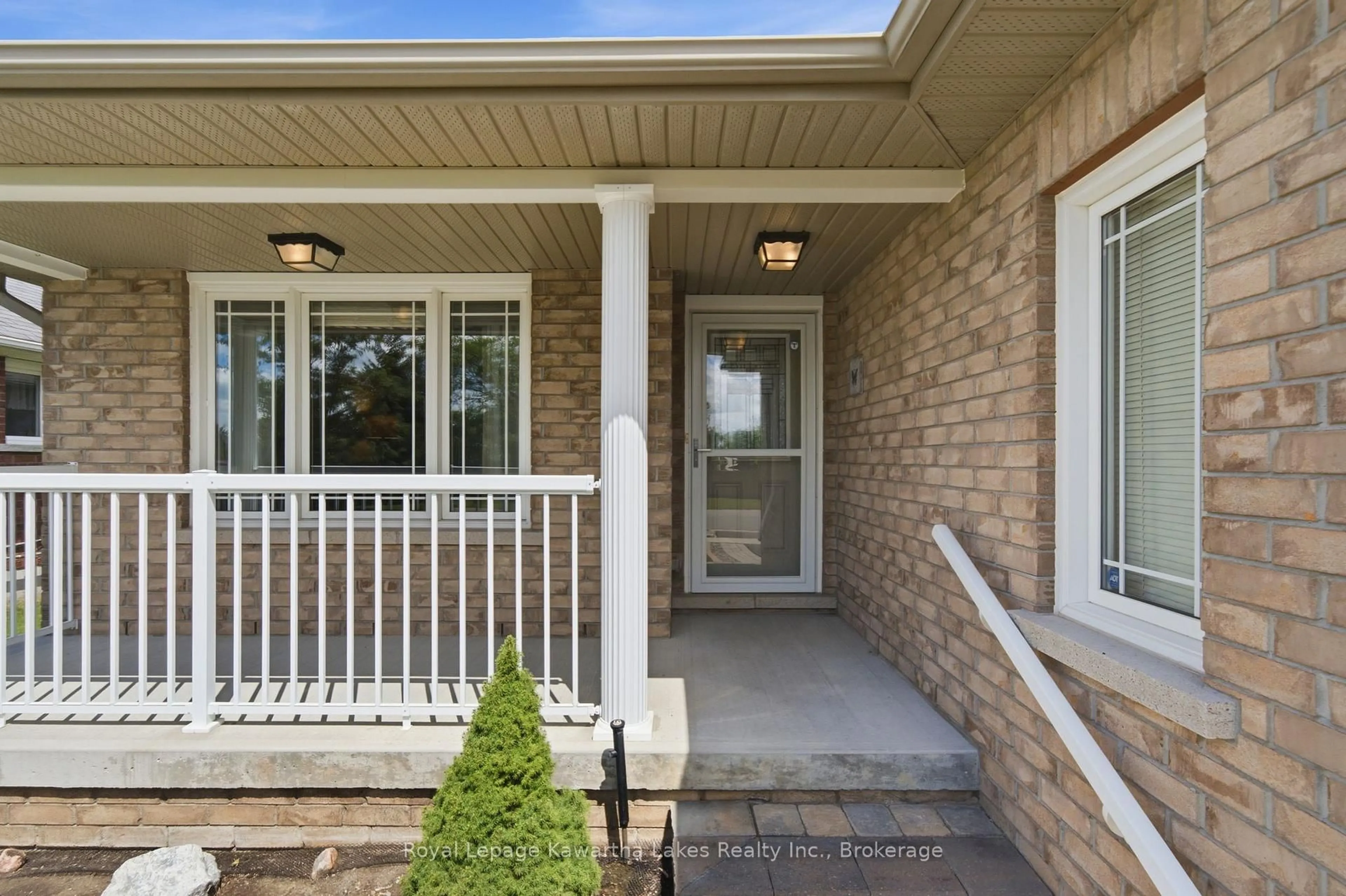 Indoor entryway for 32 Gee Cres, Kawartha Lakes Ontario K9V 6G4
