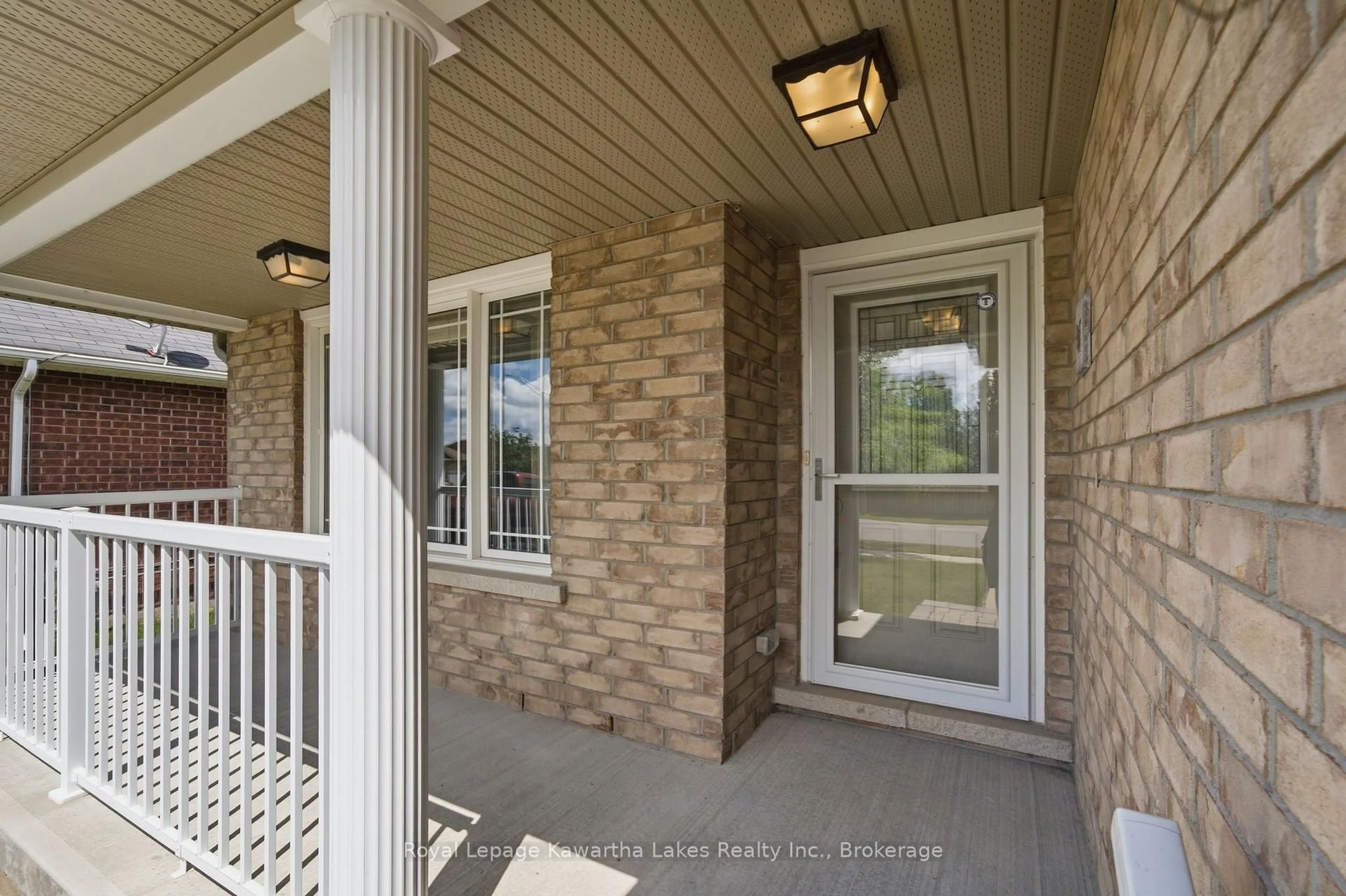 Indoor entryway for 32 Gee Cres, Kawartha Lakes Ontario K9V 6G4