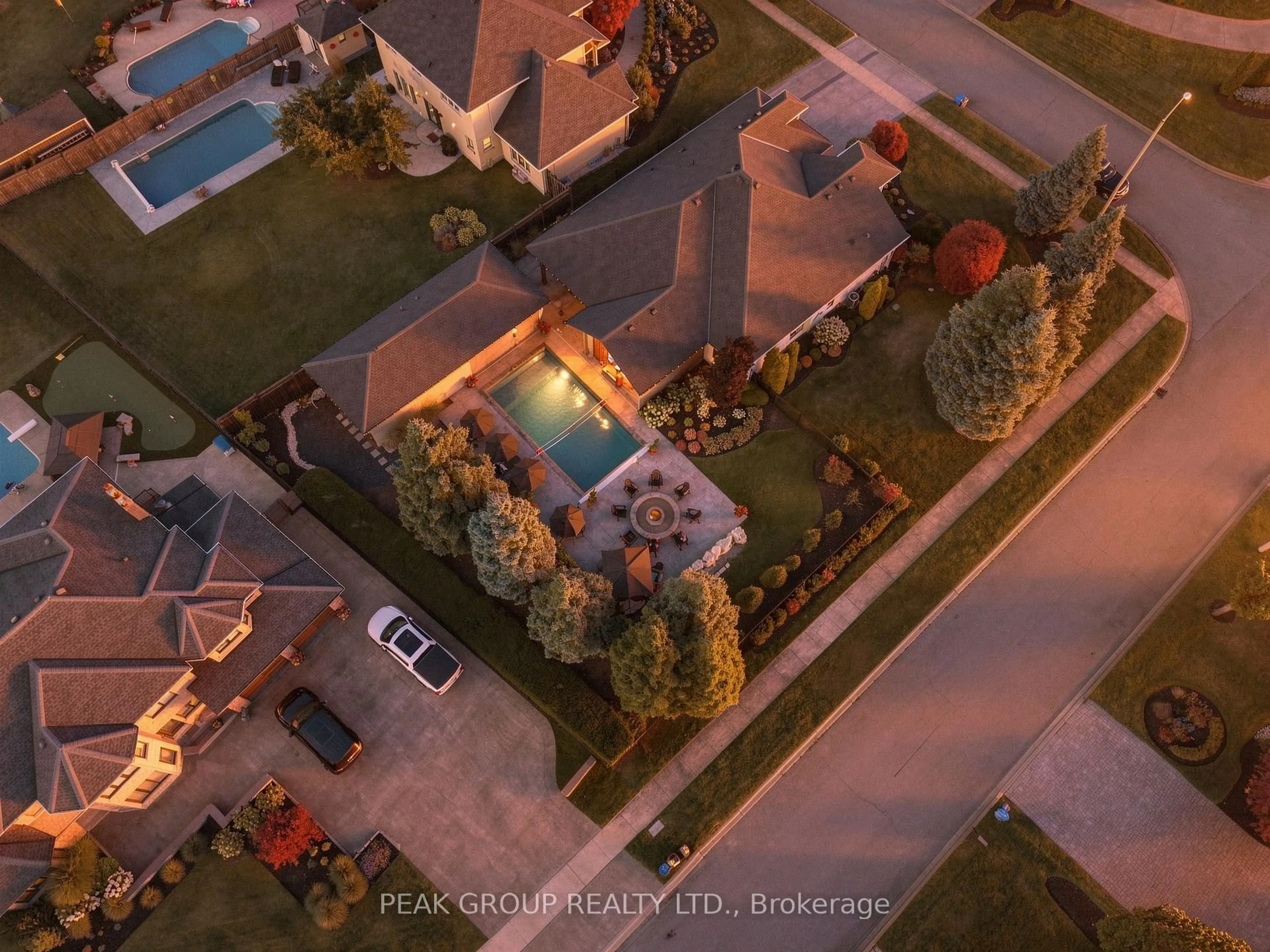A pic from outside/outdoor area/front of a property/back of a property/a pic from drone, street for 8095 Cathedral Dr, Niagara Falls Ontario L2H 2Z2