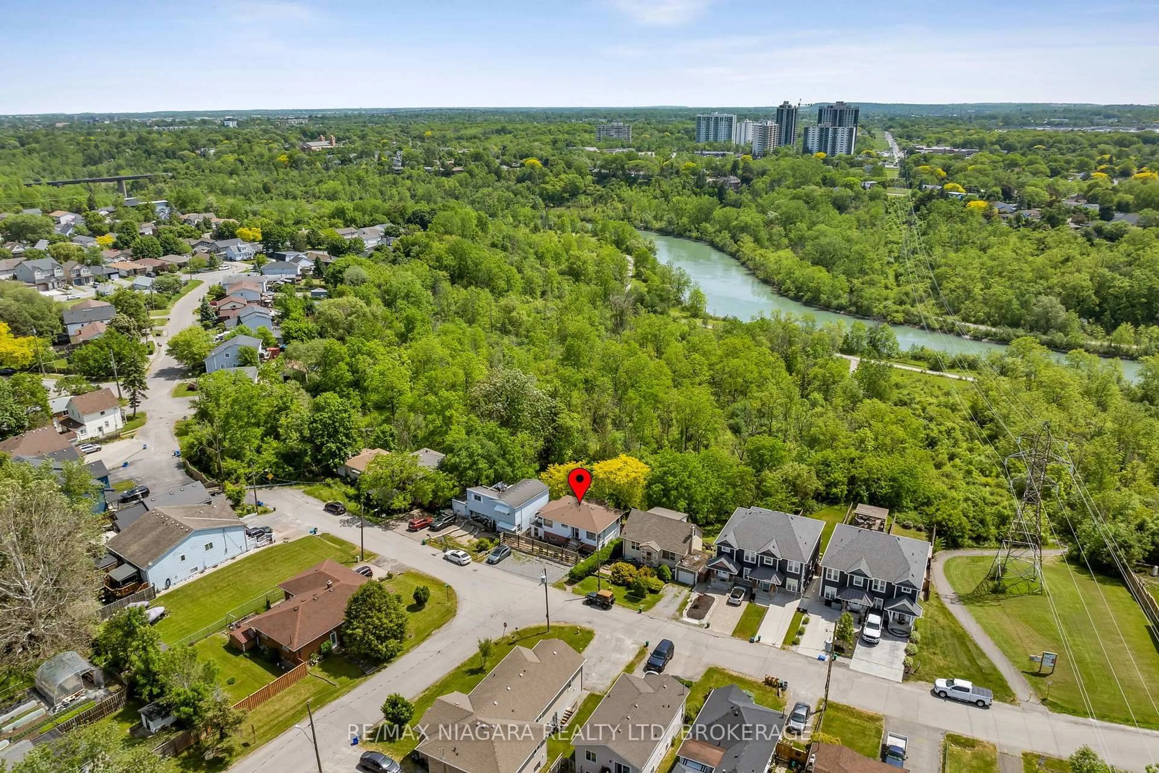 A pic from outside/outdoor area/front of a property/back of a property/a pic from drone, water/lake/river/ocean view for 73 Hillview Rd, St. Catharines Ontario L2S 1S8