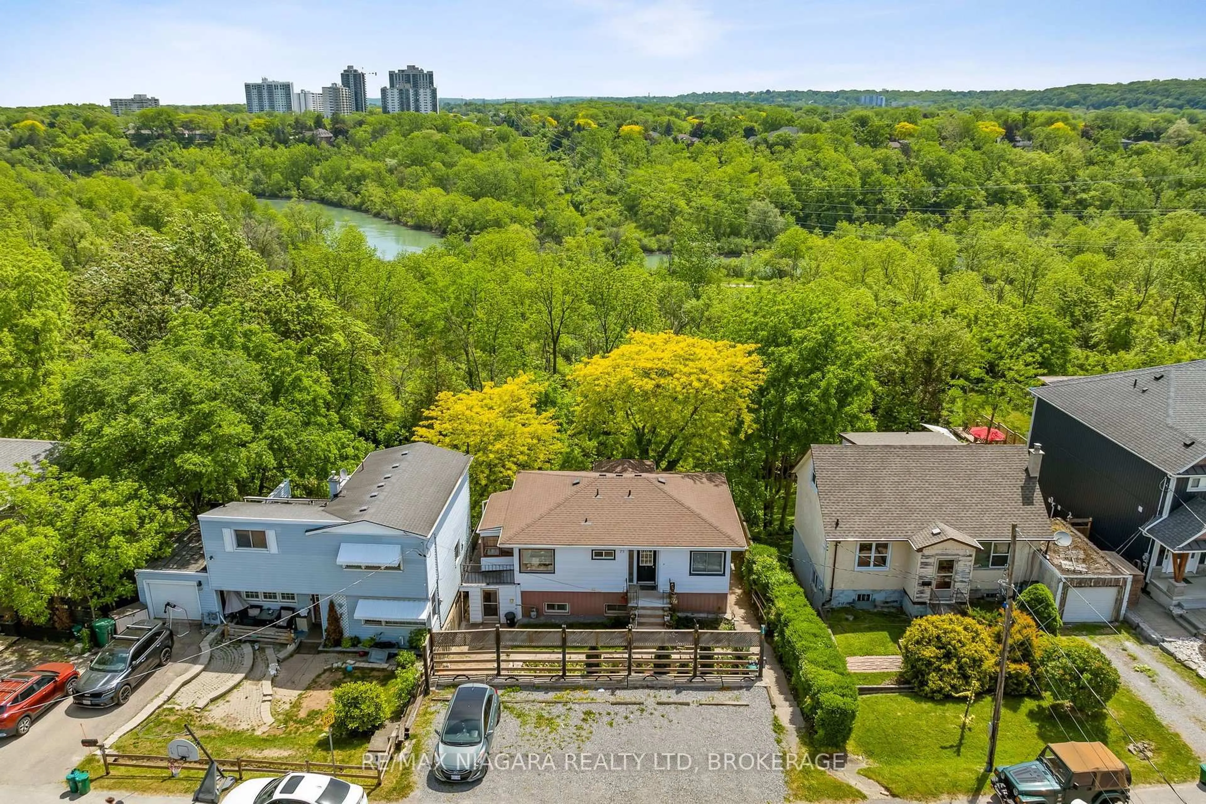A pic from outside/outdoor area/front of a property/back of a property/a pic from drone, water/lake/river/ocean view for 73 Hillview Rd, St. Catharines Ontario L2S 1S8