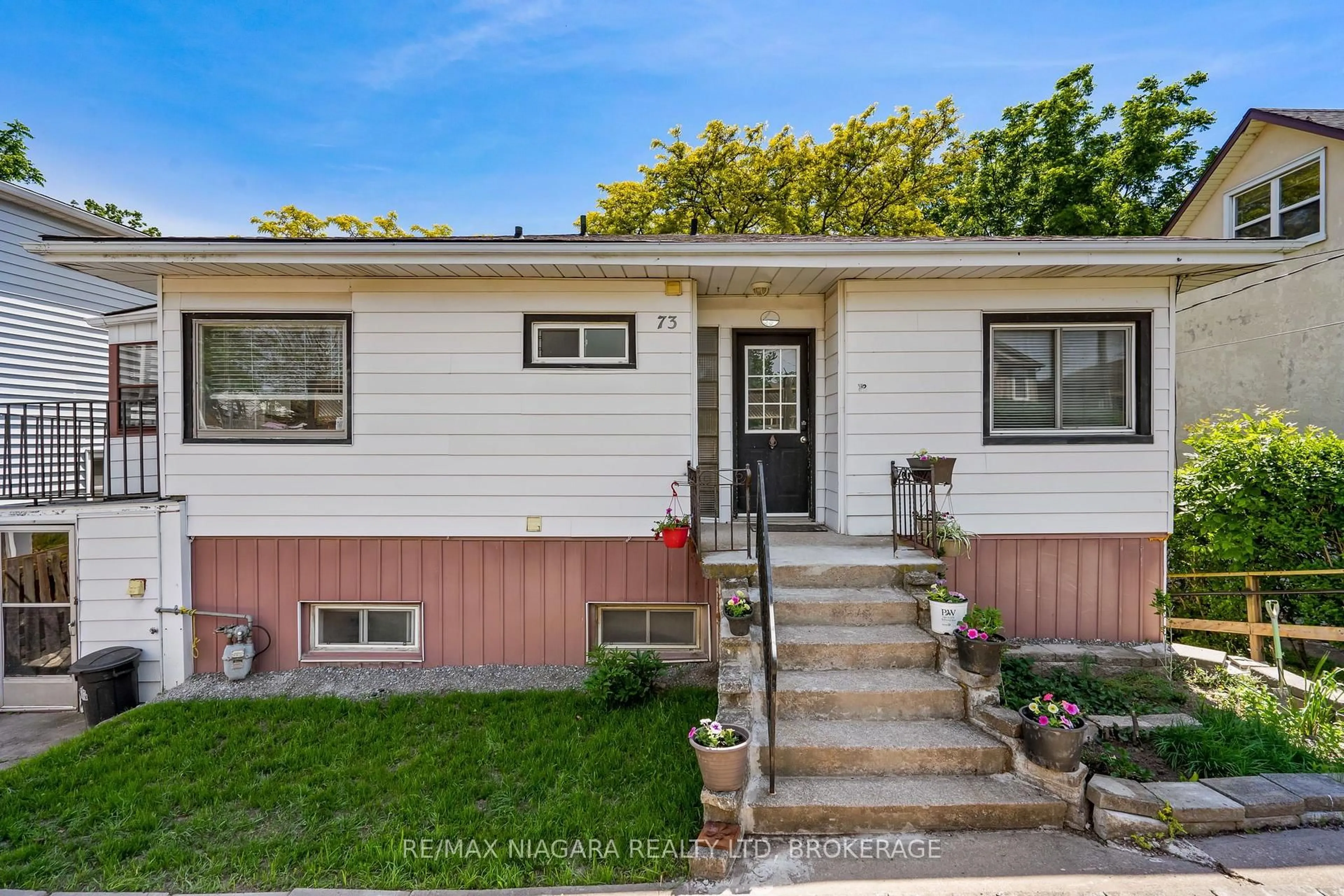 Home with vinyl exterior material, street for 73 Hillview Rd, St. Catharines Ontario L2S 1S8