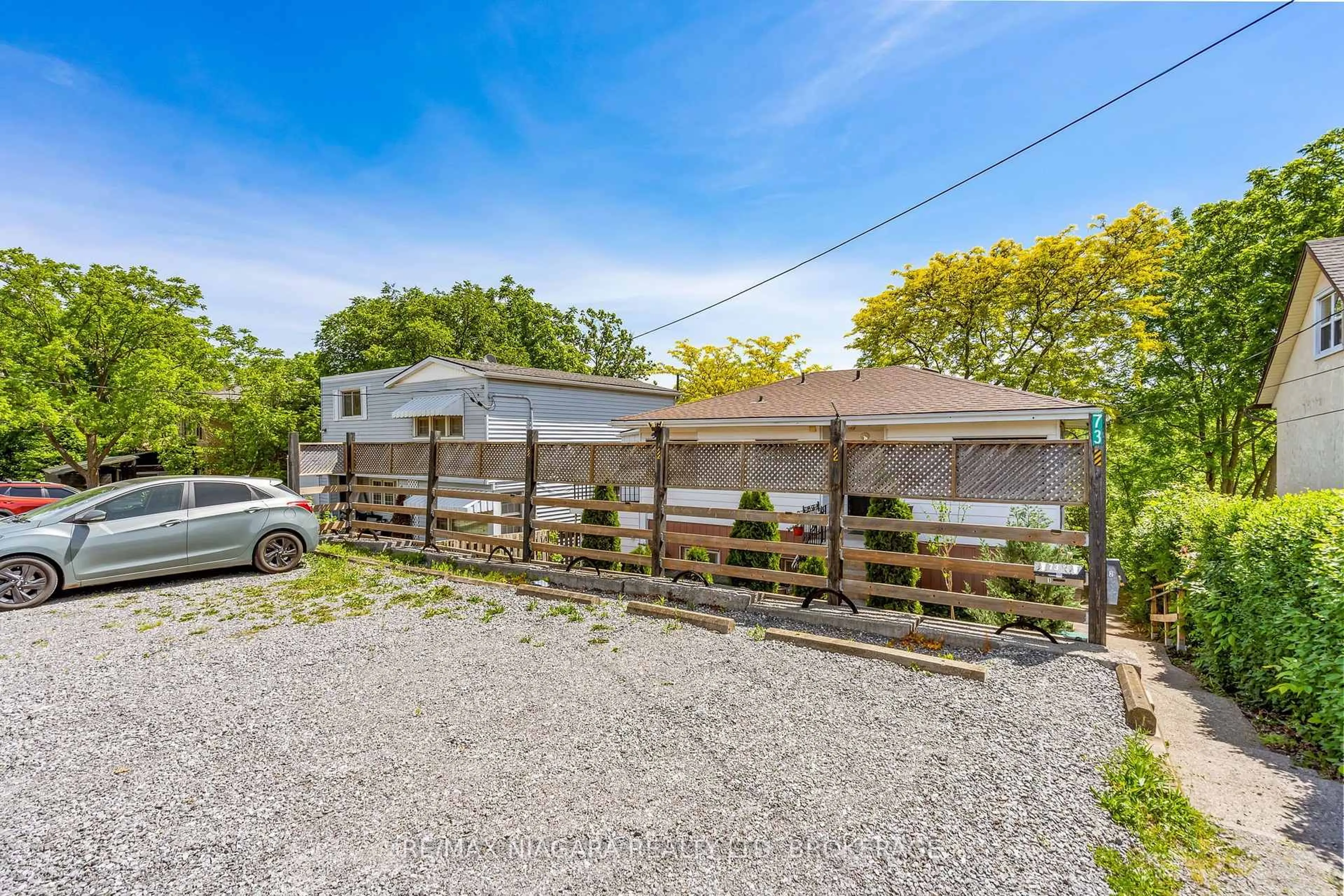 A pic from outside/outdoor area/front of a property/back of a property/a pic from drone, street for 73 Hillview Rd, St. Catharines Ontario L2S 1S8