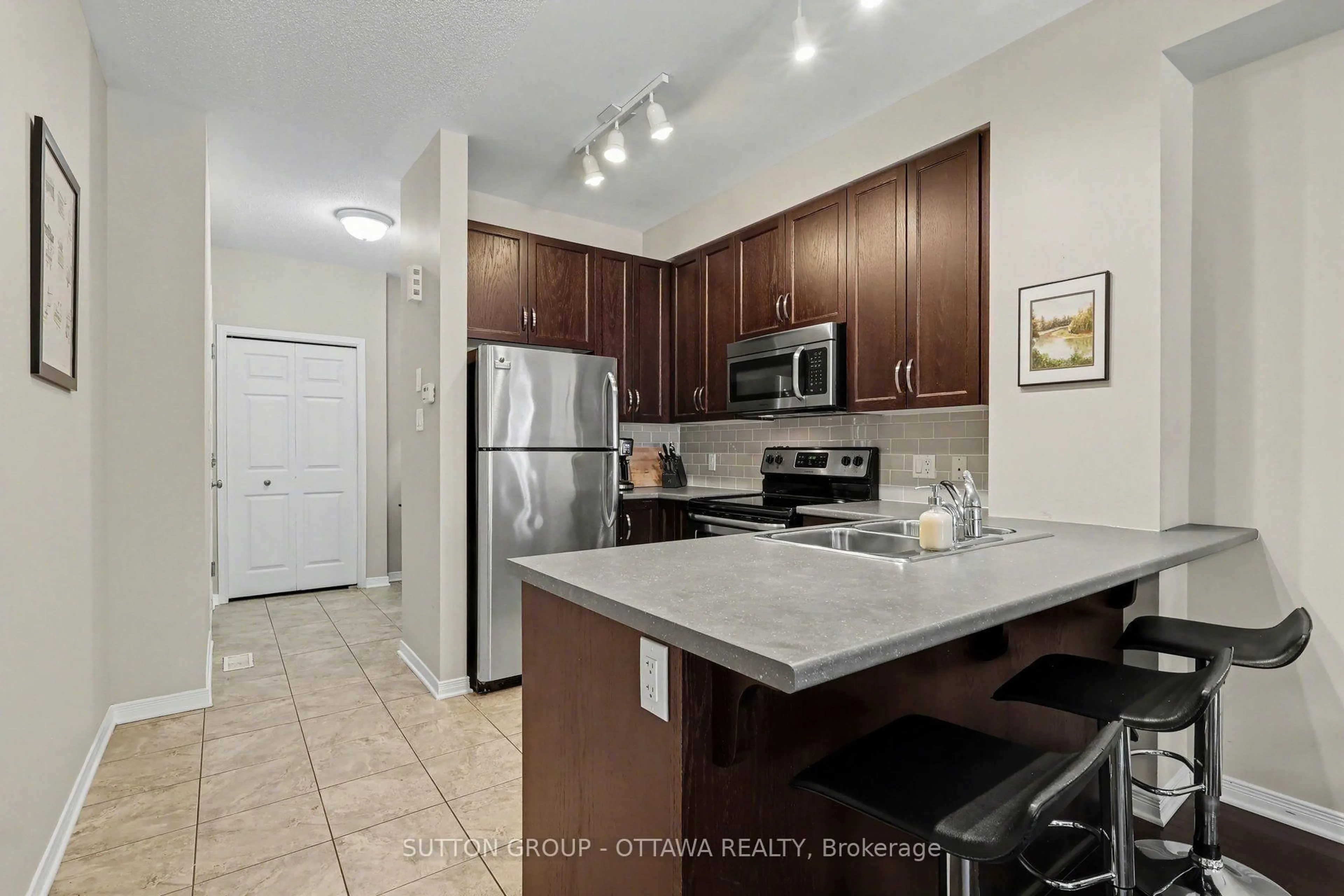 Standard kitchen, unknown for 340 London Terr, Ottawa Ontario K1K 2W3
