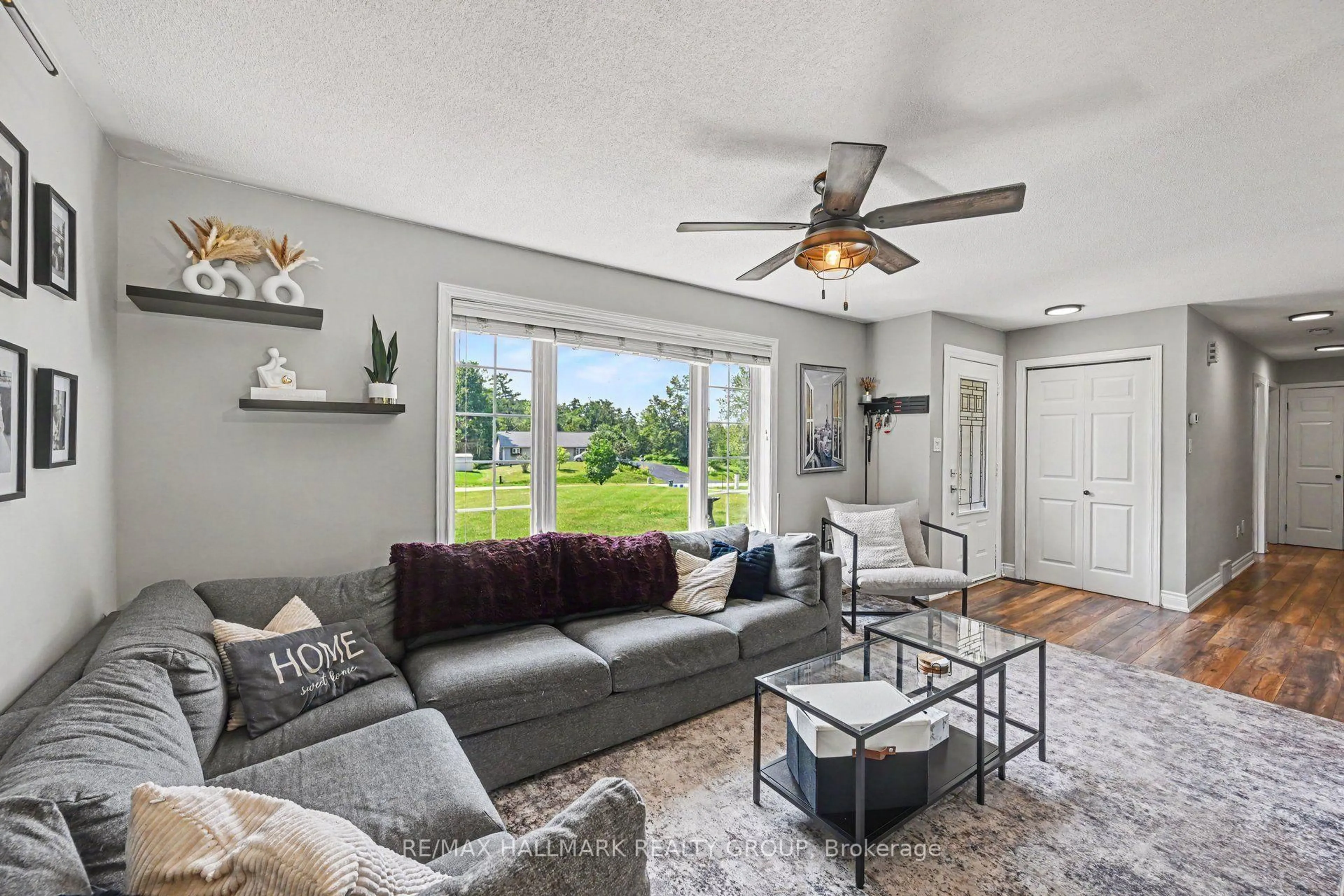 Living room with furniture, unknown for 108 Snye Crt, Fitzroy Harbour Ontario K0A 1X0