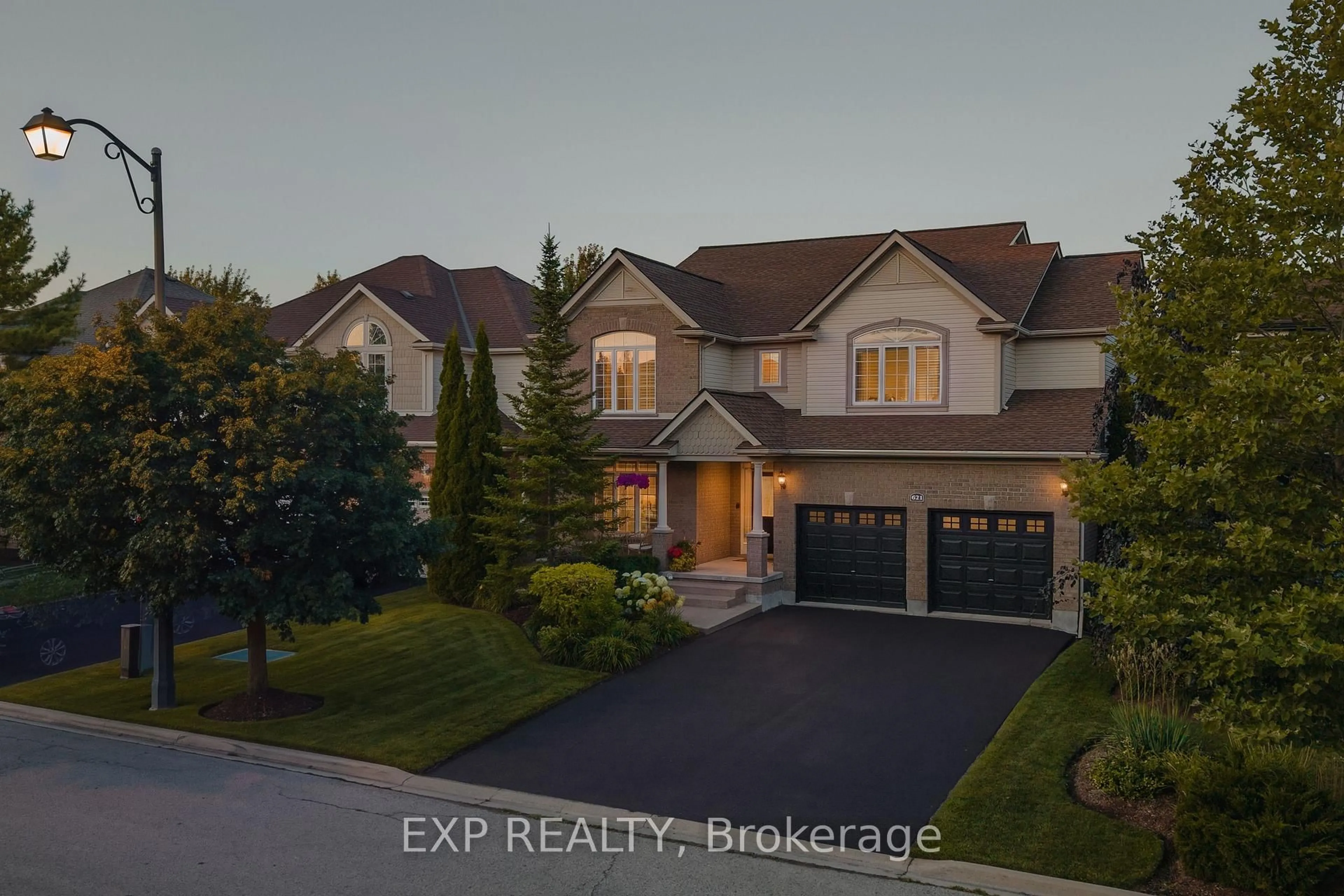 A pic from outside/outdoor area/front of a property/back of a property/a pic from drone, street for 621 New Hampshire St, Waterloo Ontario N2K 4M6
