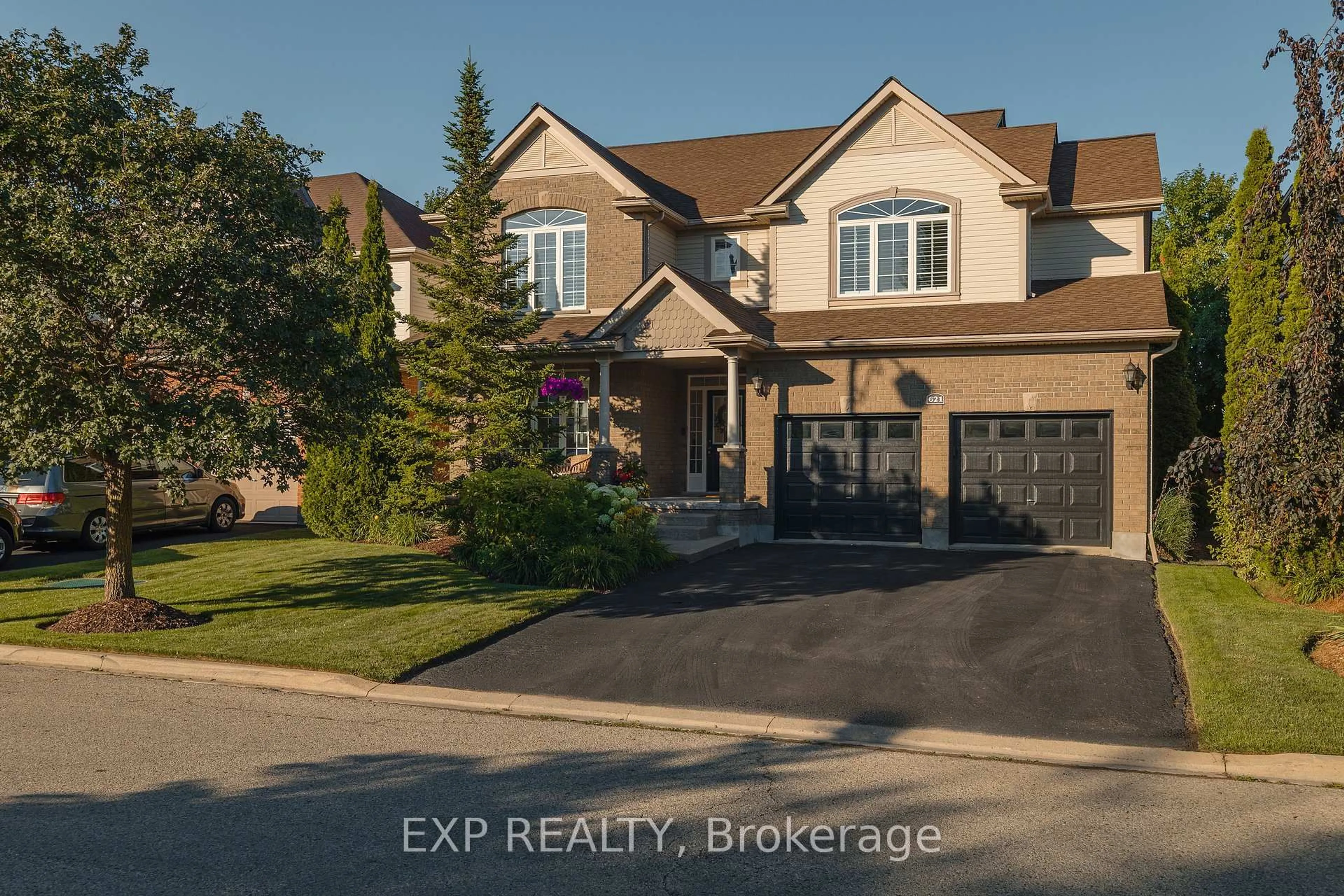 A pic from outside/outdoor area/front of a property/back of a property/a pic from drone, street for 621 New Hampshire St, Waterloo Ontario N2K 4M6