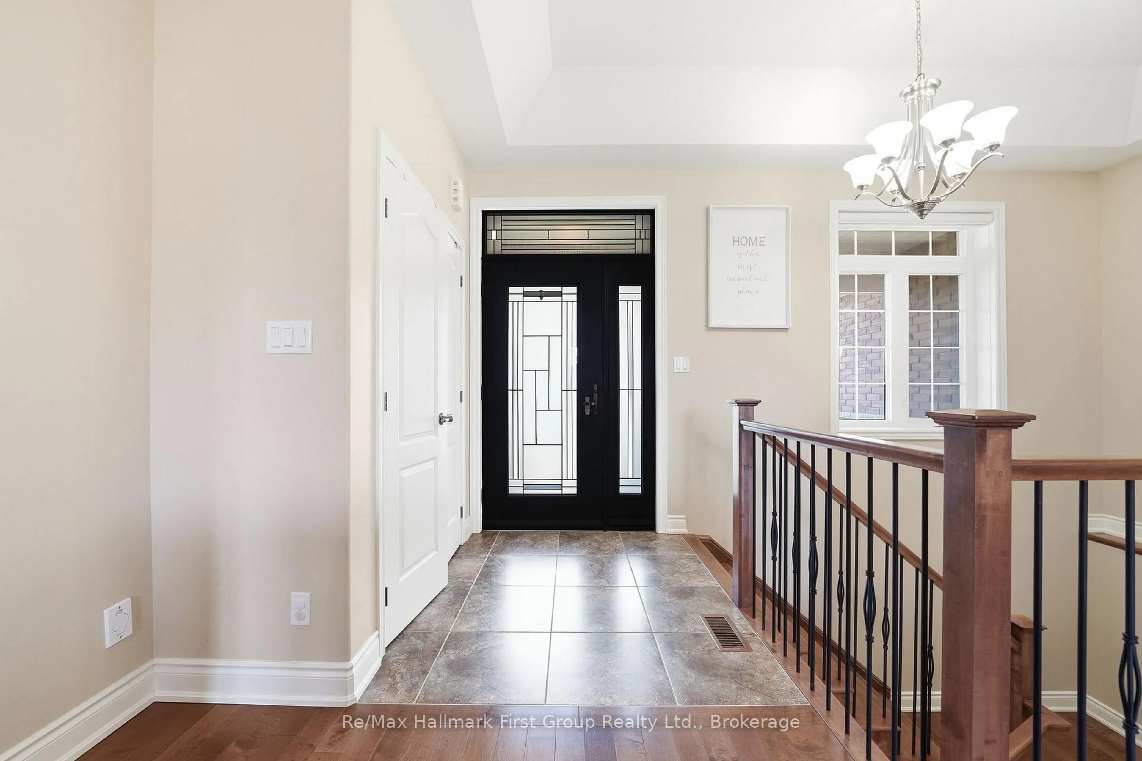 Indoor entryway for 113 PINNACLE St, Brighton Ontario K0K 1H0