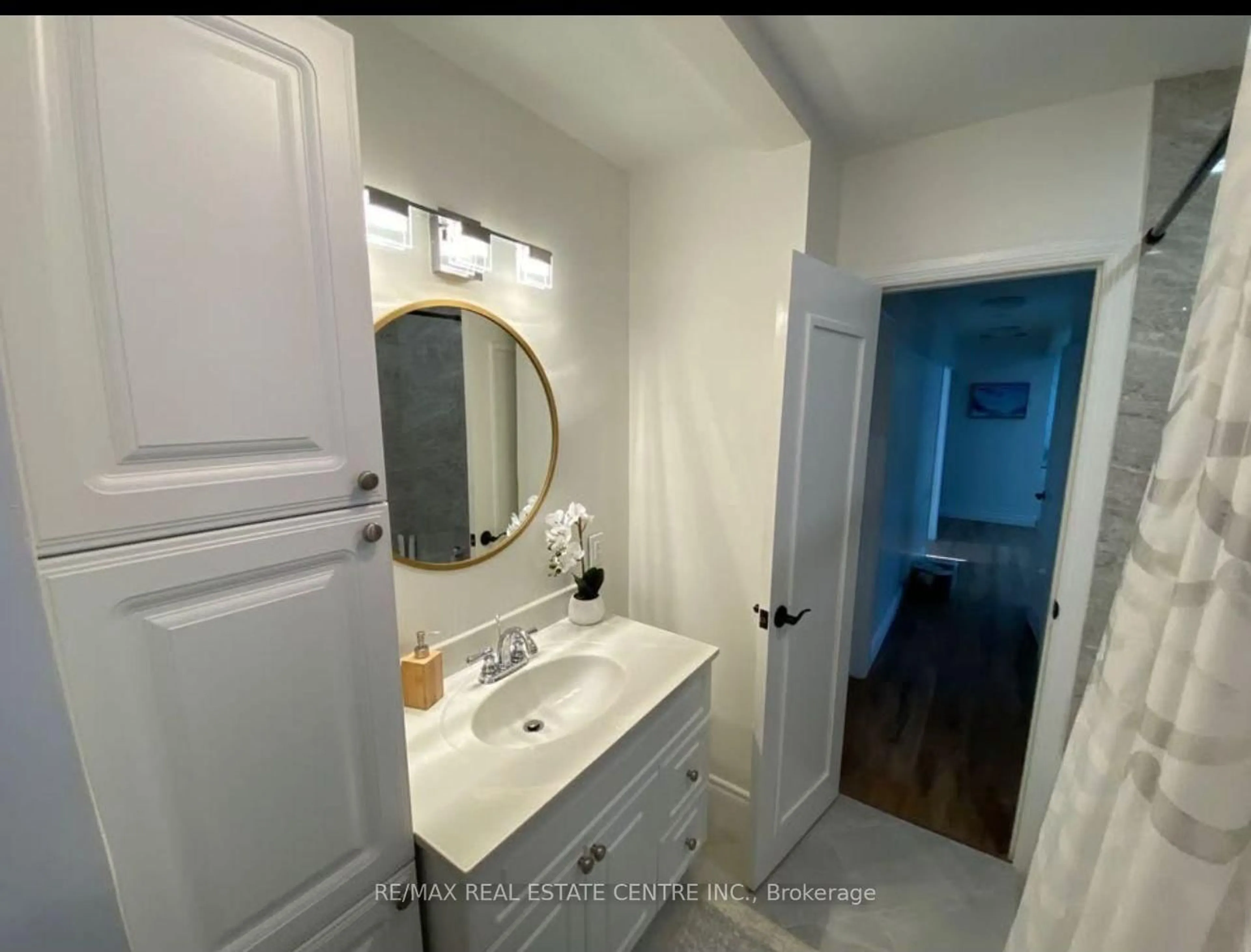 Standard bathroom, unknown for 152 Afton Ave, Welland Ontario L3B 1W3