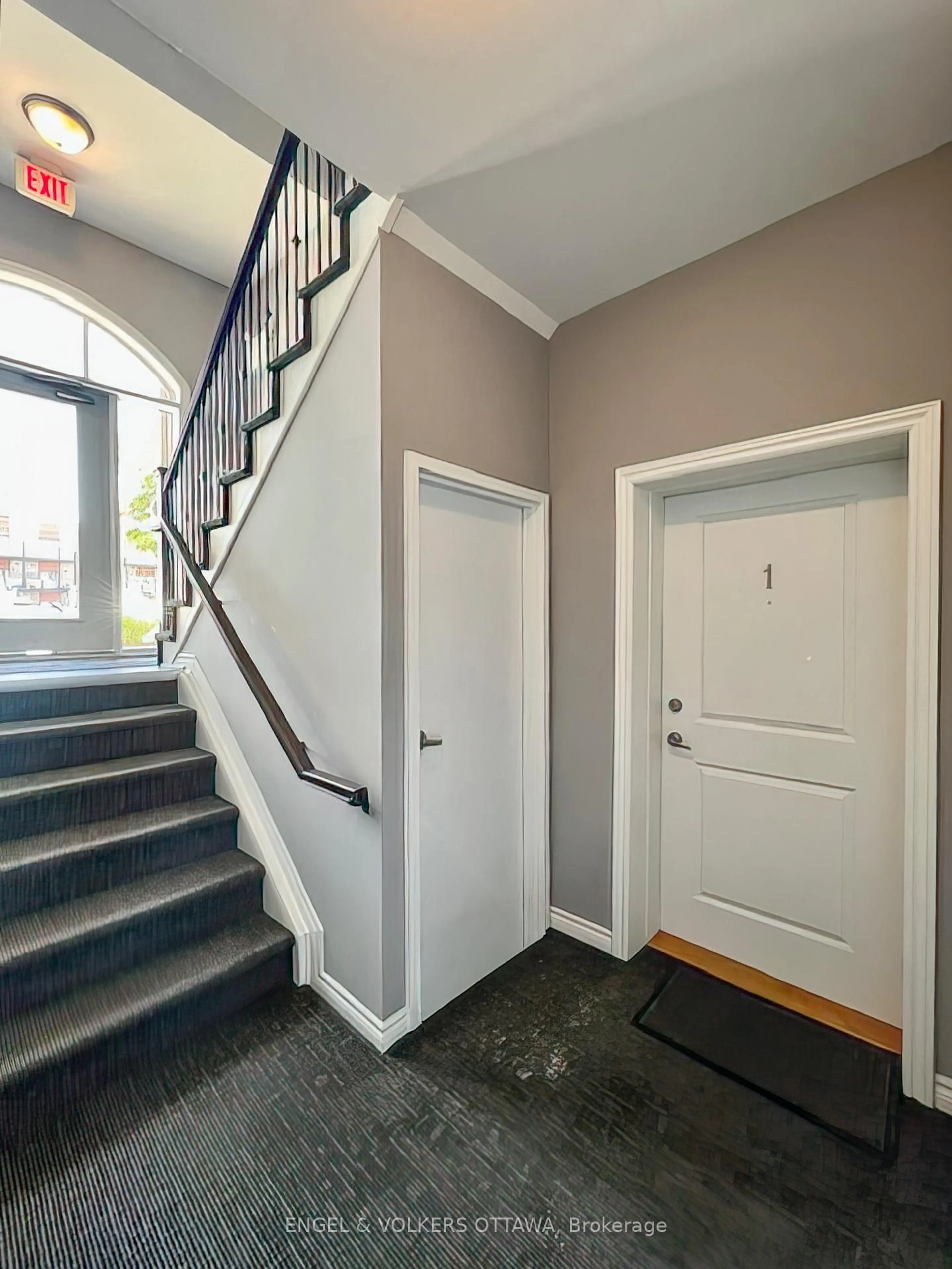 Indoor foyer for 25 Earlton Private #1, Ottawa Ontario K2T 0C6