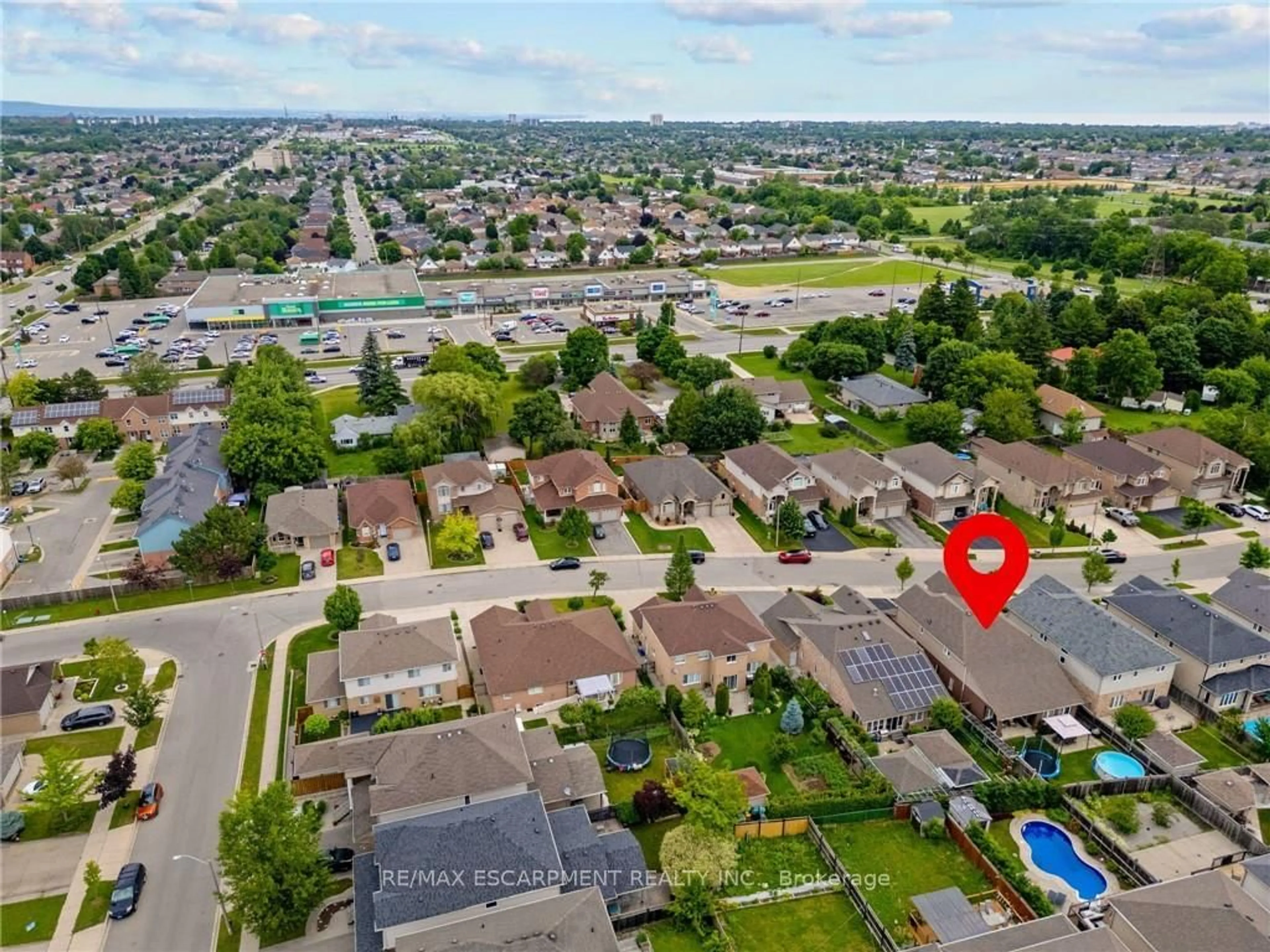 A pic from outside/outdoor area/front of a property/back of a property/a pic from drone, street for 52 Arrowhead Dr, Hamilton Ontario L8W 3Y2