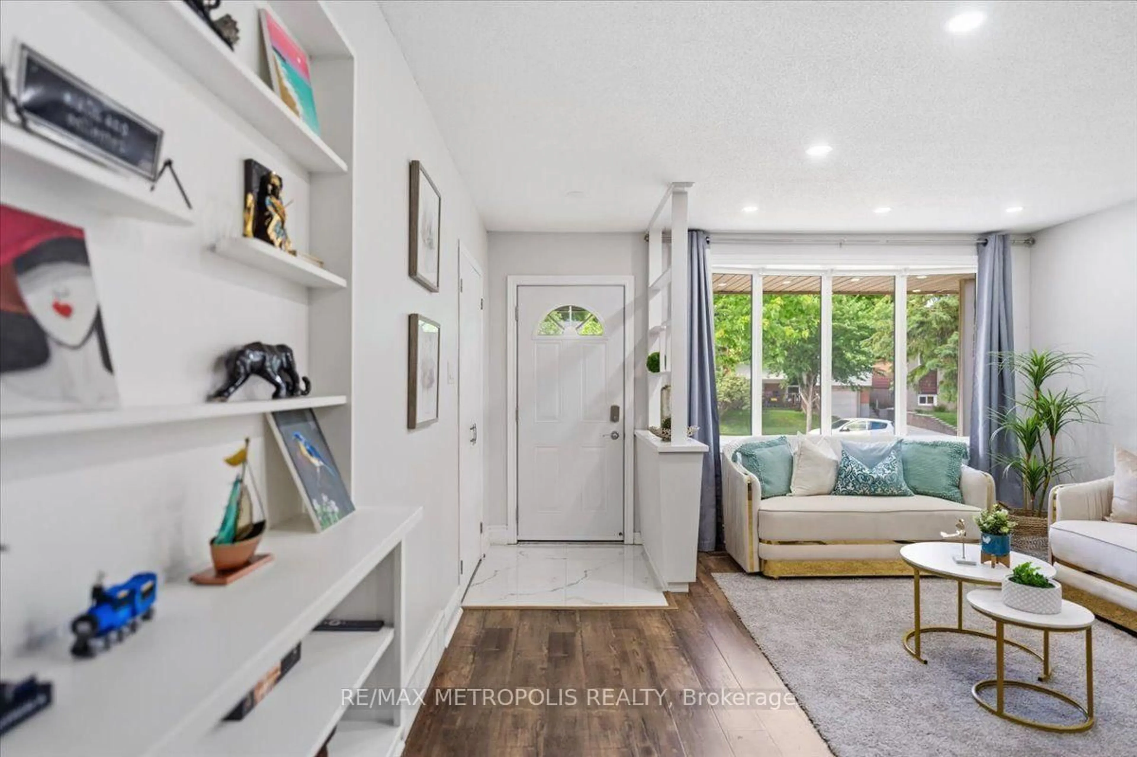 Indoor entryway for 615 Dogwood Lane, Waterloo Ontario N2L 4Y2