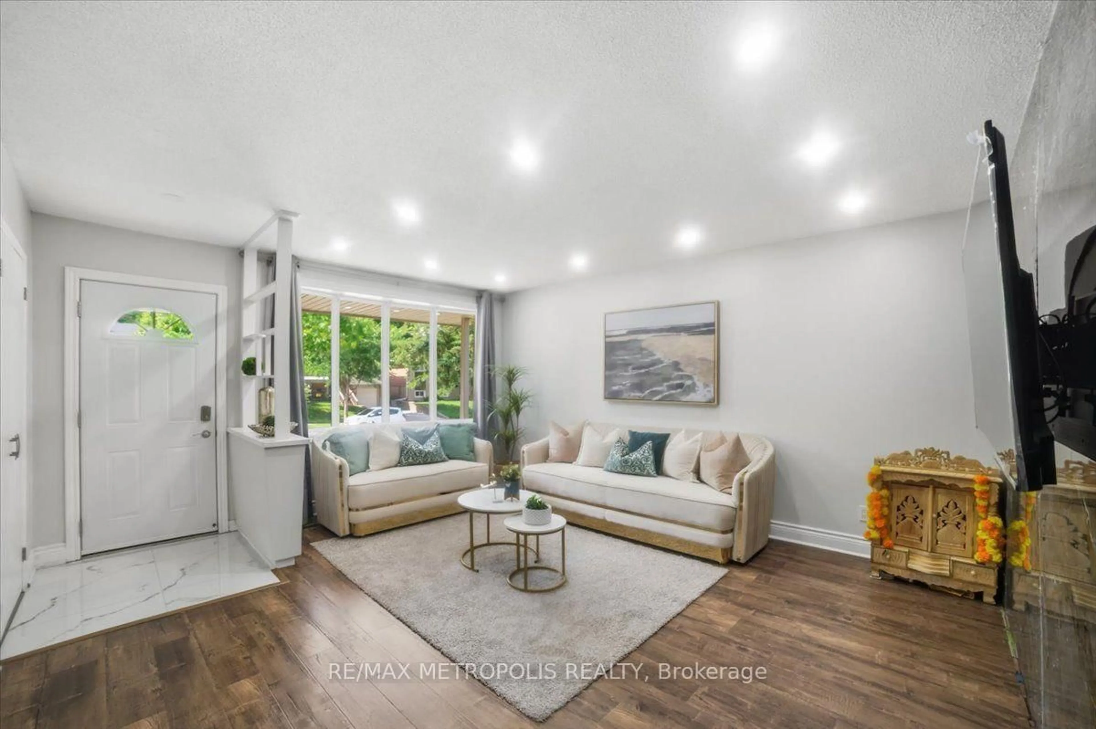 Living room with furniture, unknown for 615 Dogwood Lane, Waterloo Ontario N2L 4Y2