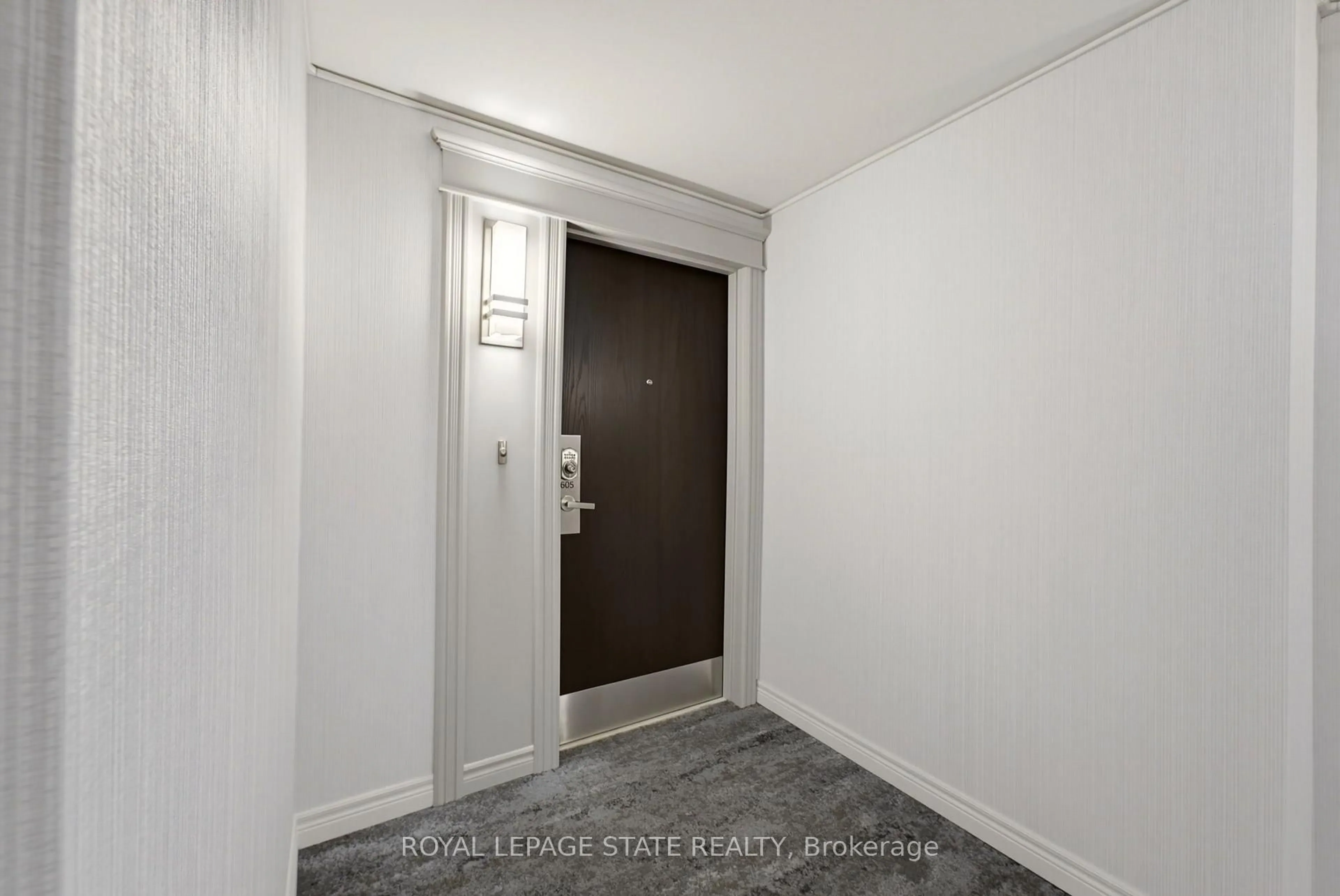 Indoor entryway for 2000 Creekside Dr #605, Hamilton Ontario L9H 7S7