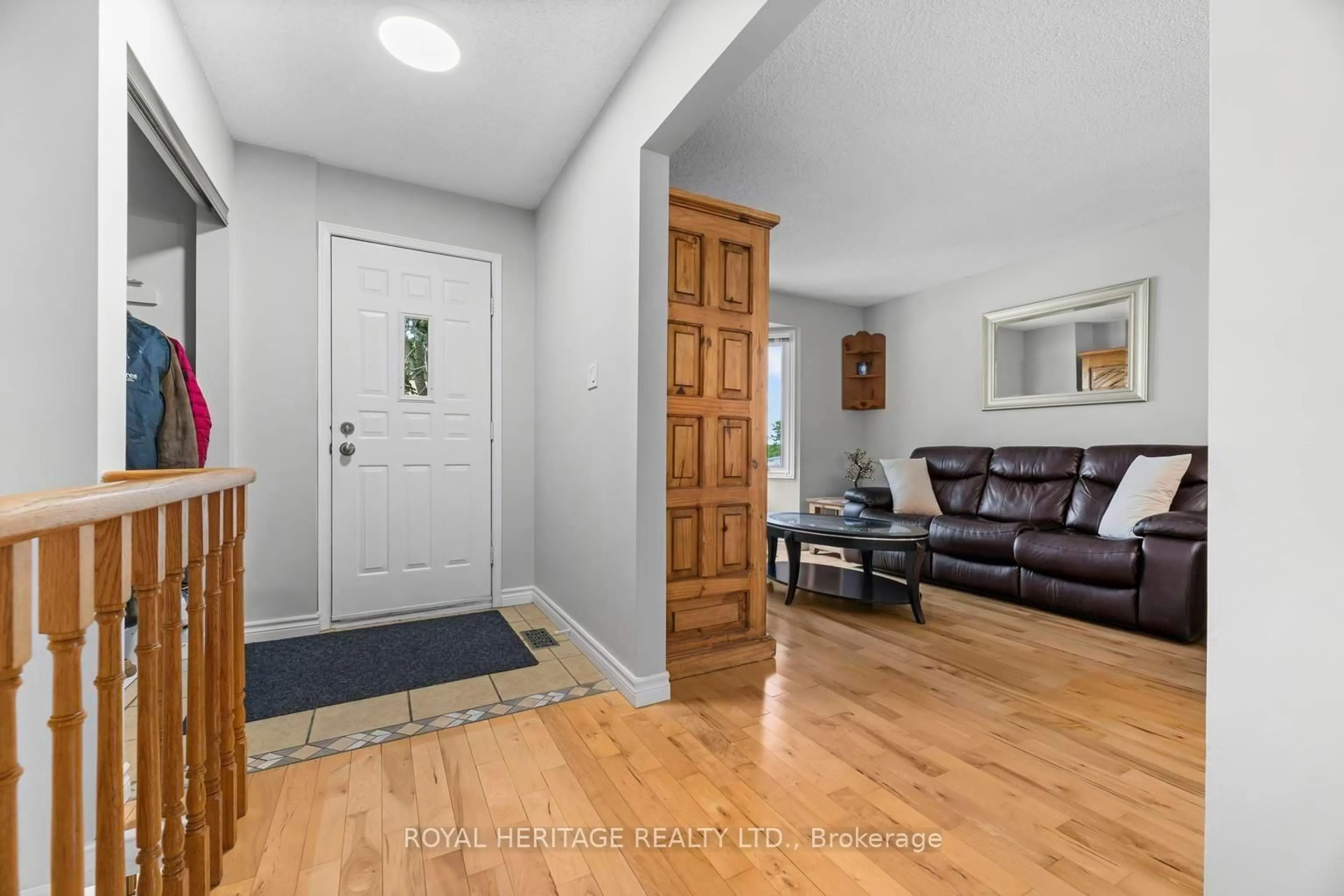 Indoor entryway for 535 Cardinal Dr, Peterborough Ontario K9L 1X8