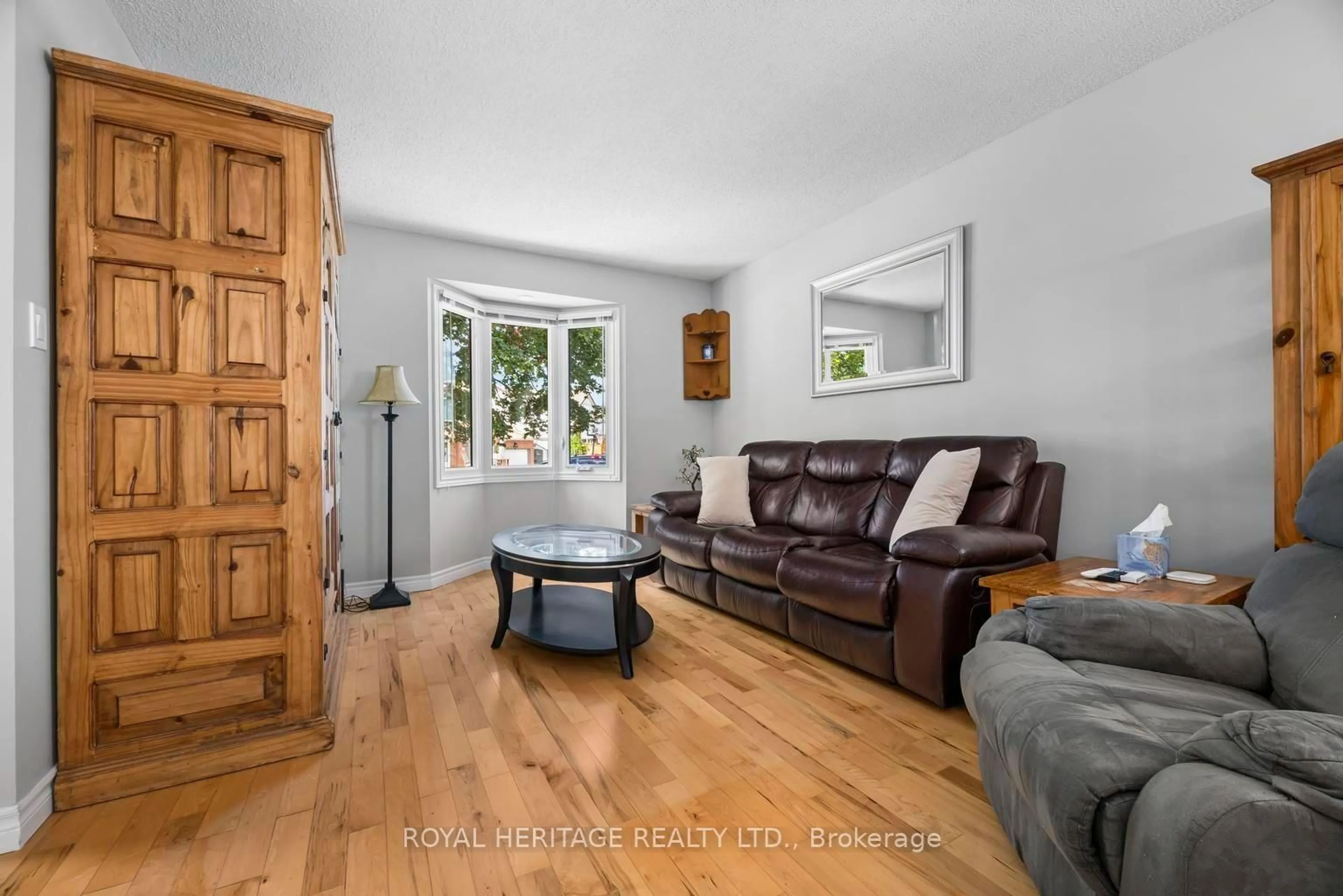 Living room with furniture, wood/laminate floor for 535 Cardinal Dr, Peterborough Ontario K9L 1X8
