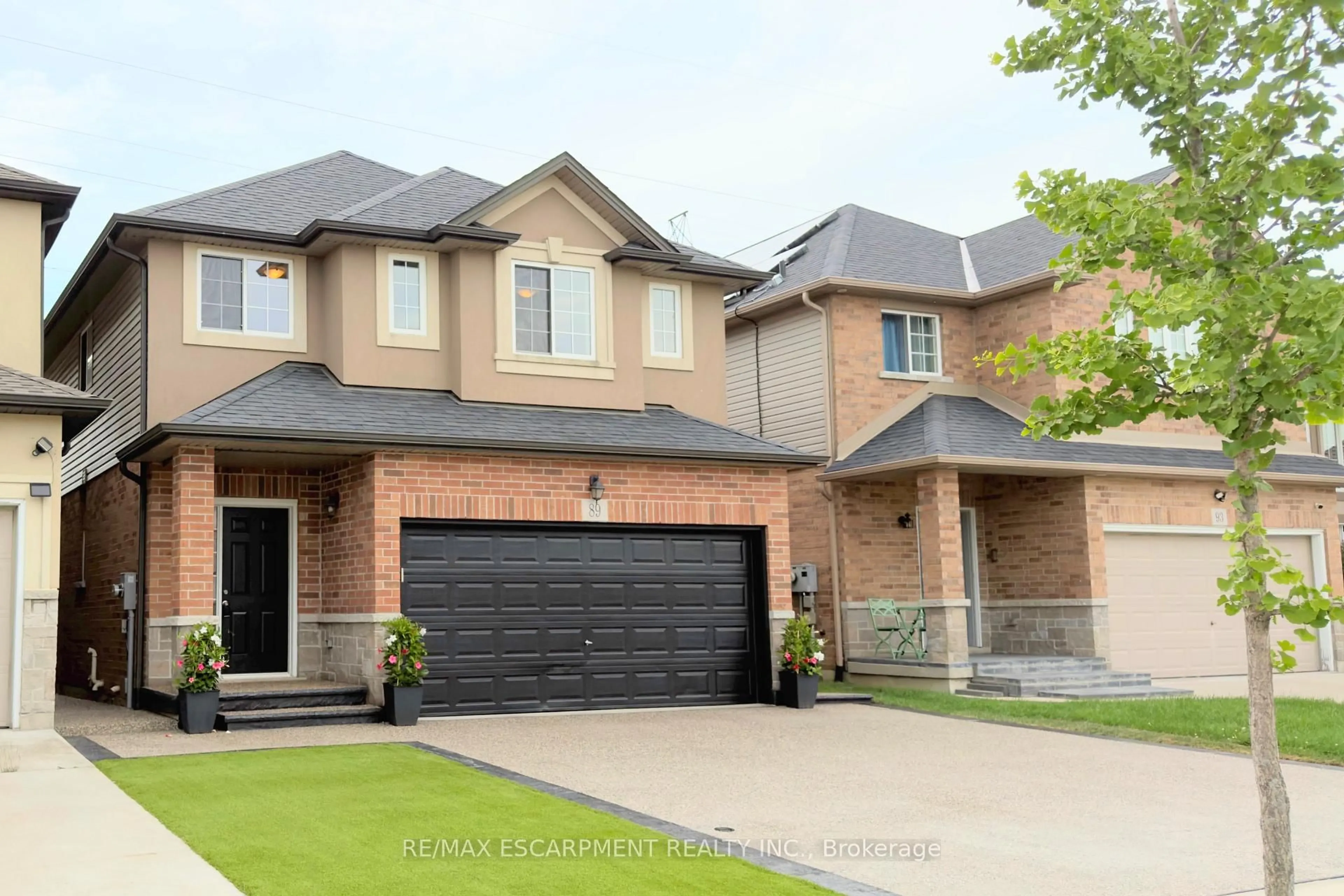 Home with brick exterior material, street for 698 York Rd, Hamilton Ontario L9H 5X1