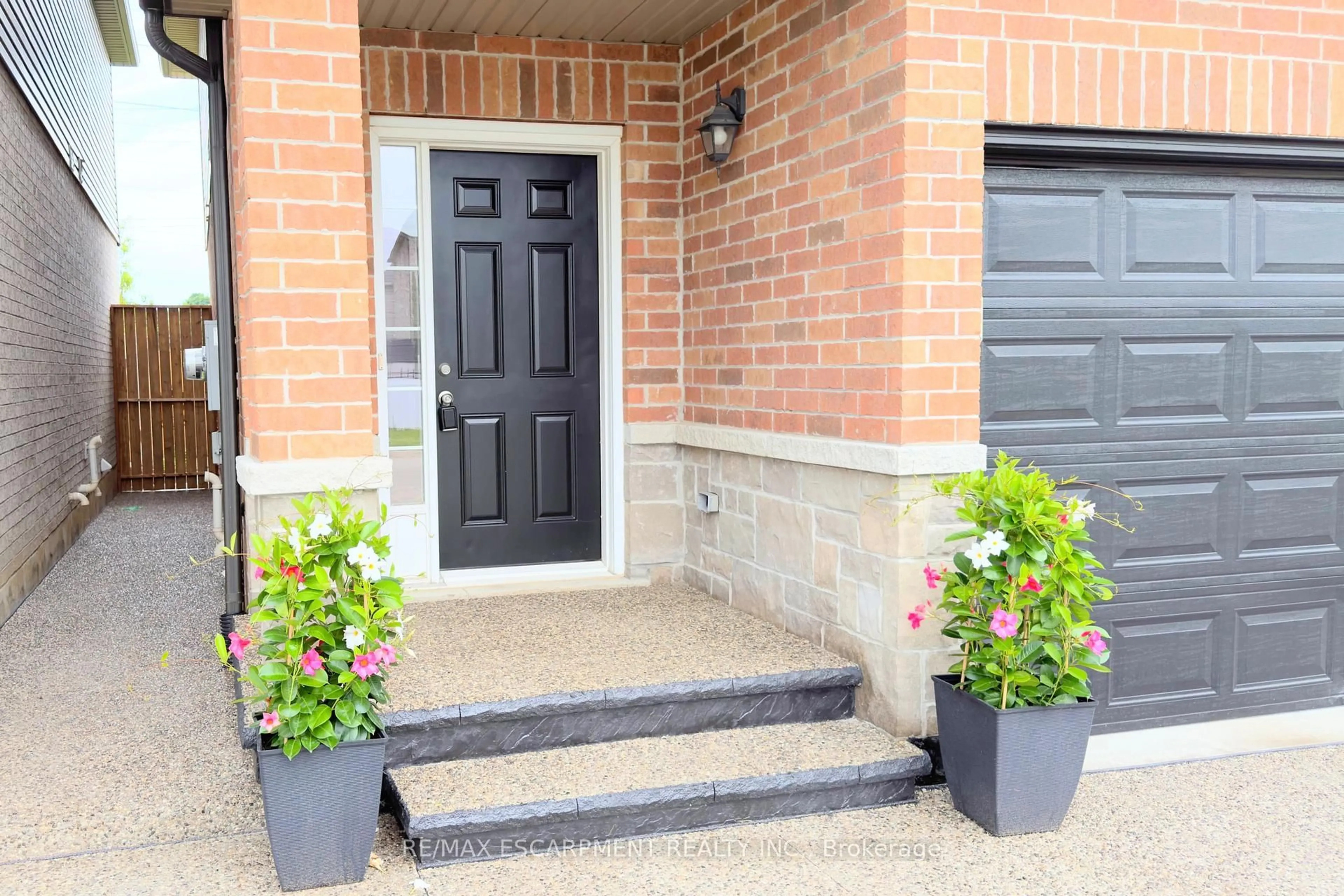 Indoor entryway for 698 York Rd, Hamilton Ontario L9H 5X1