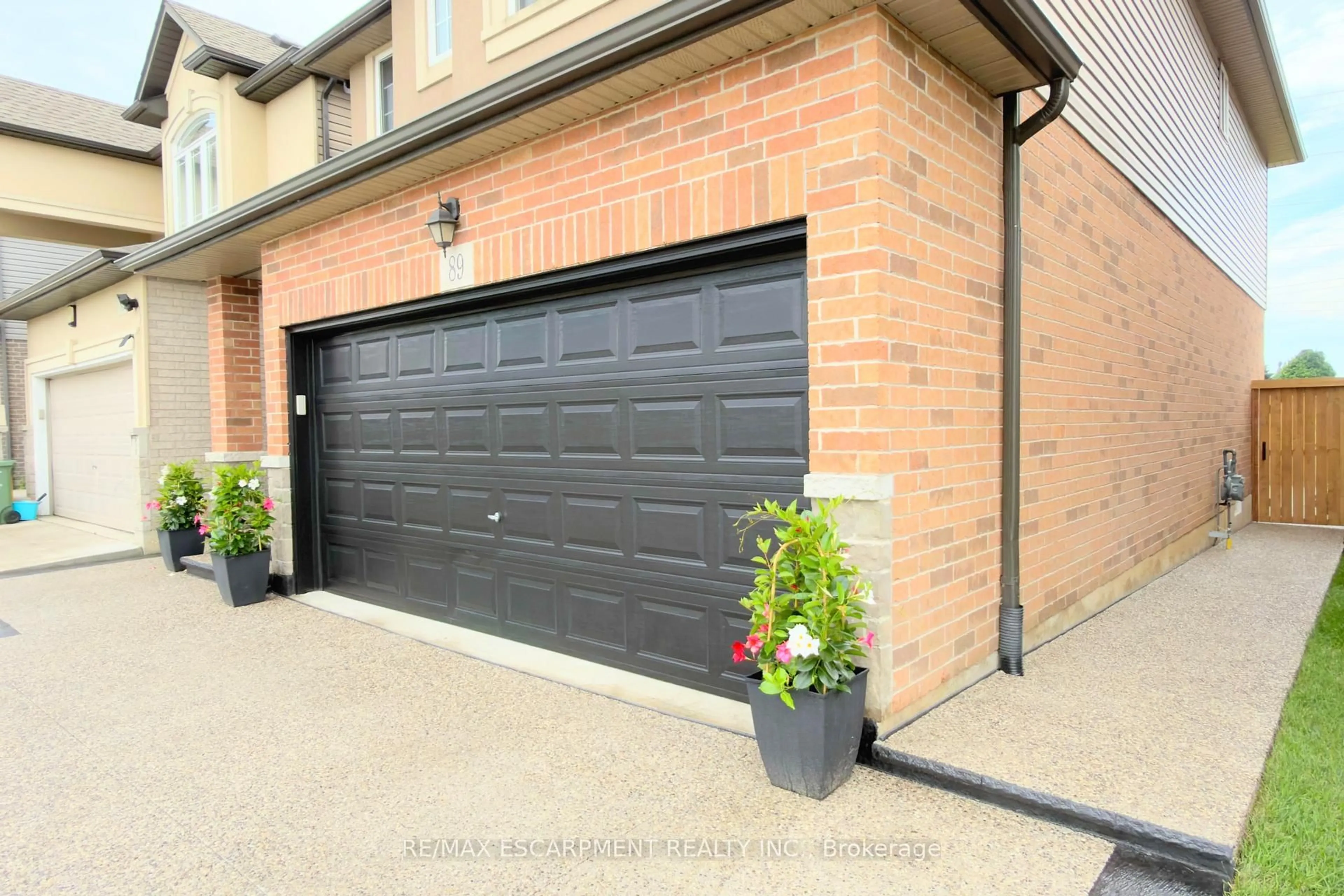 Indoor garage for 698 York Rd, Hamilton Ontario L9H 5X1