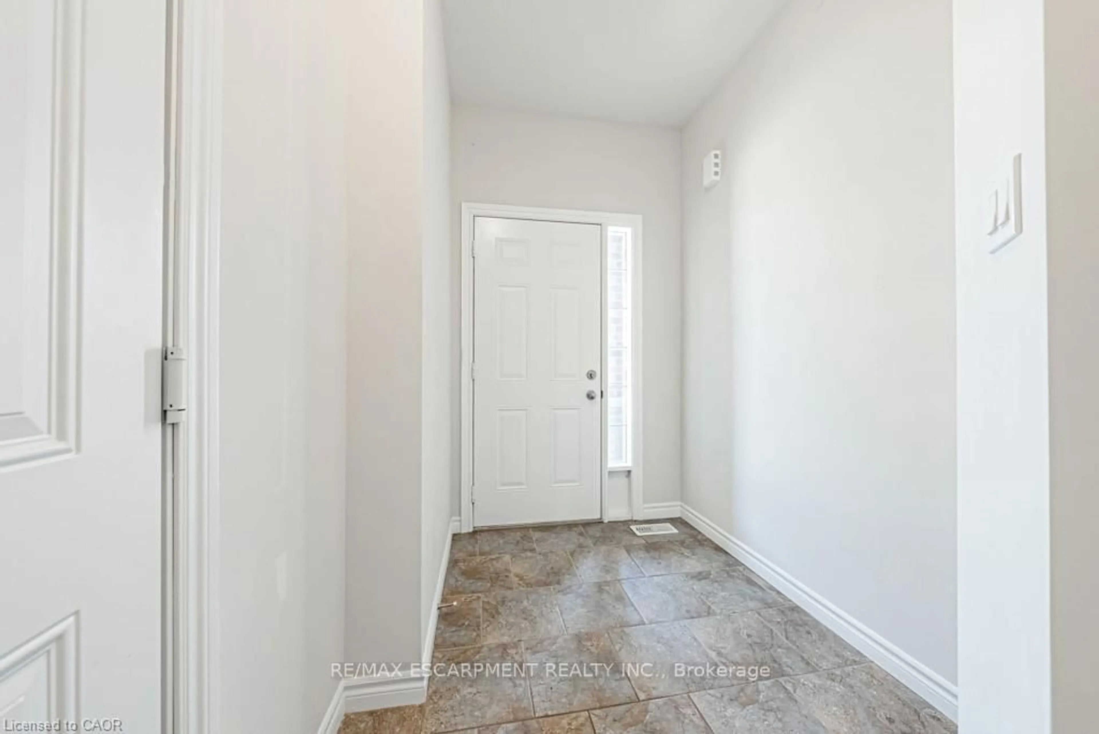Indoor entryway for 698 York Rd, Hamilton Ontario L9H 5X1