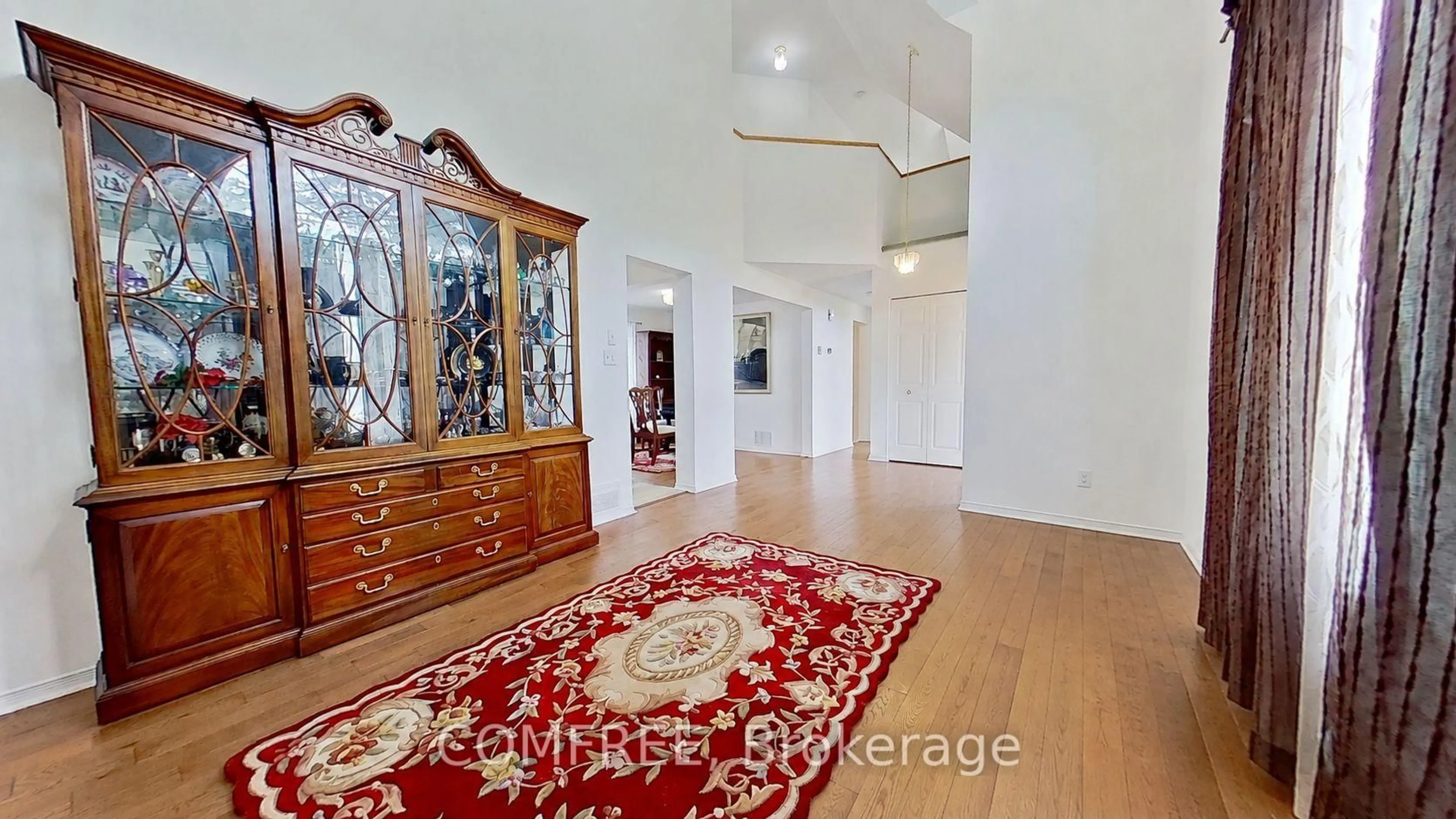 Indoor foyer for 1226 Matheson Rd, Ottawa Ontario K1J 1A7