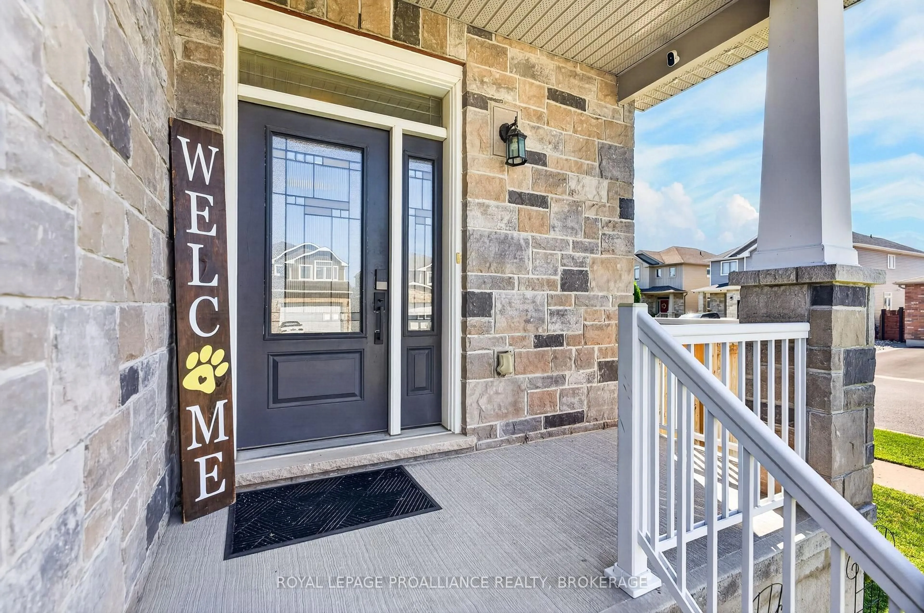Indoor entryway for 1526 Albany Dr, Kingston Ontario K7P 0L6