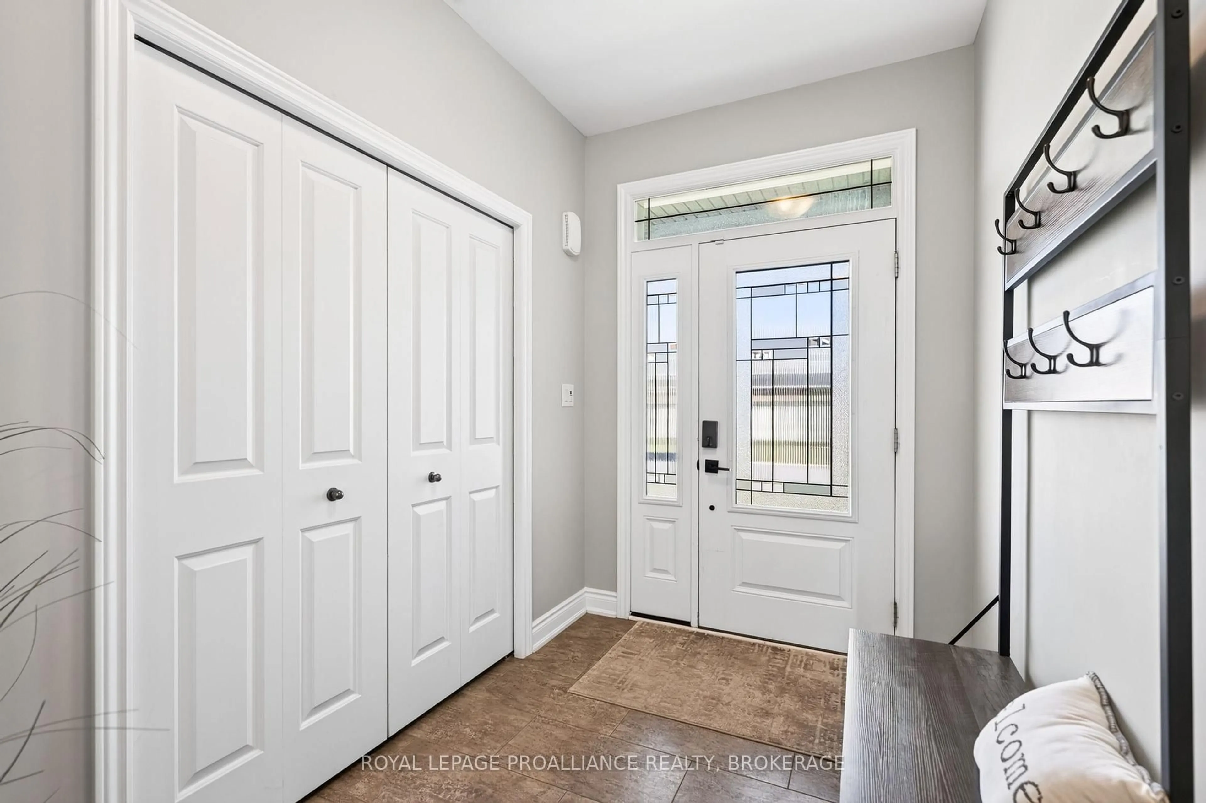 Indoor entryway for 1526 Albany Dr, Kingston Ontario K7P 0L6