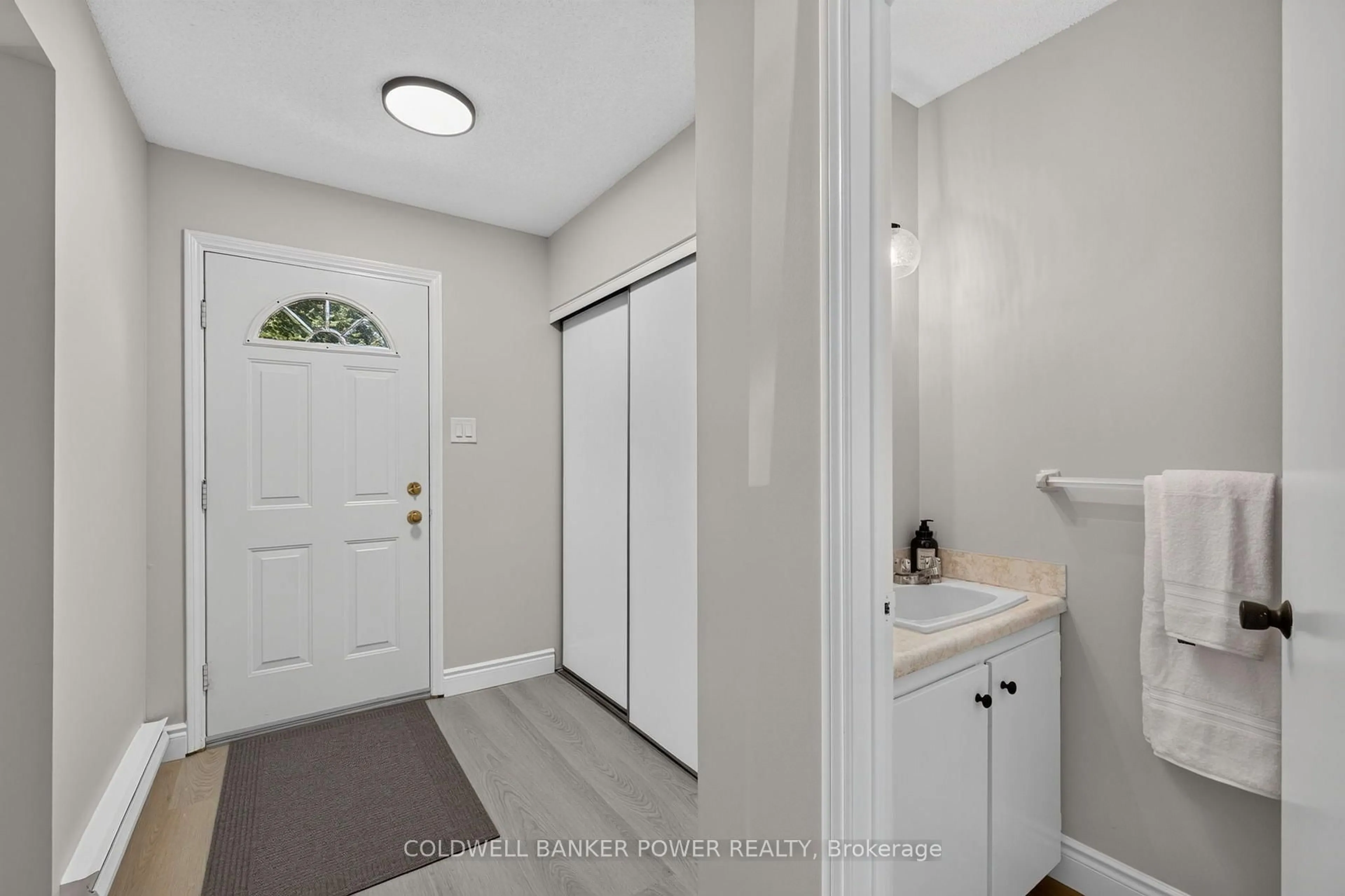 Indoor entryway for 112 Monmore Rd, London North Ontario N6G 3B3