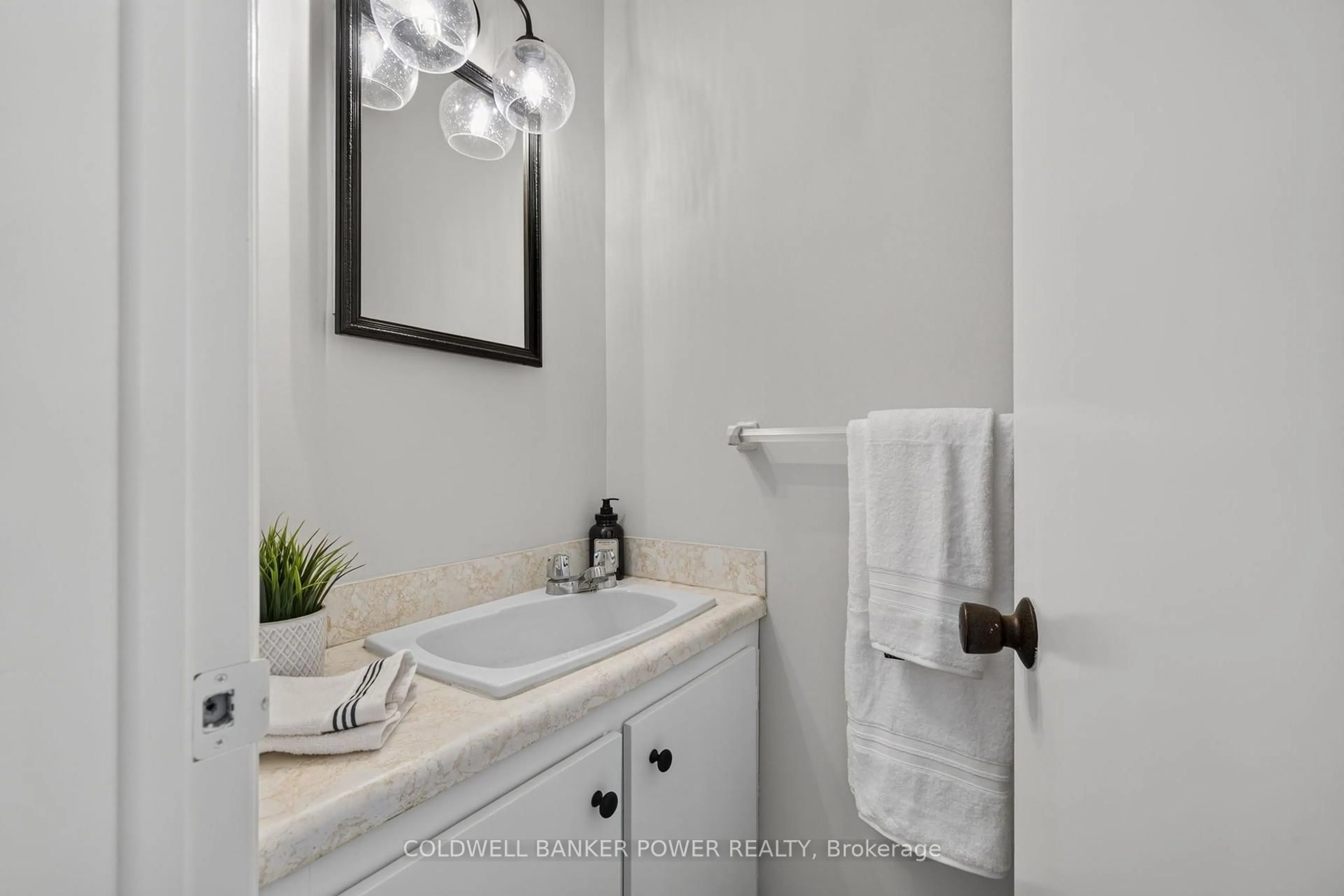 Standard bathroom, ceramic/tile floor for 112 Monmore Rd, London North Ontario N6G 3B3