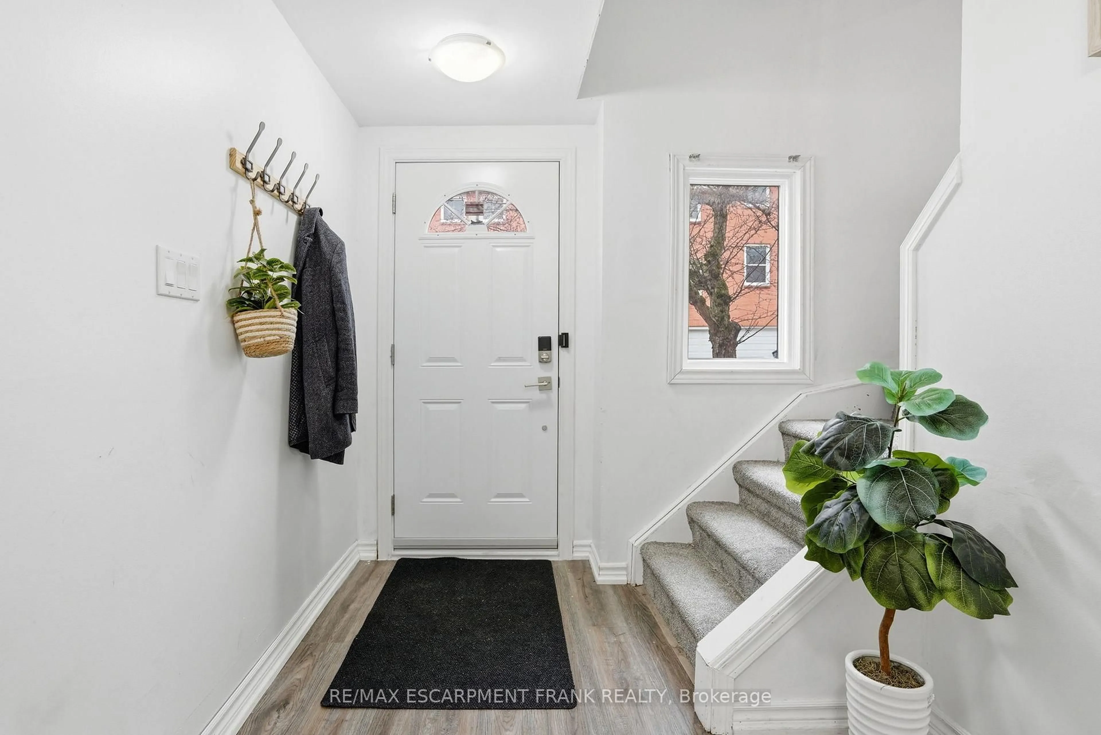 Indoor entryway for 1255 Upper Gage Ave #15, Hamilton Ontario L8W 3C7