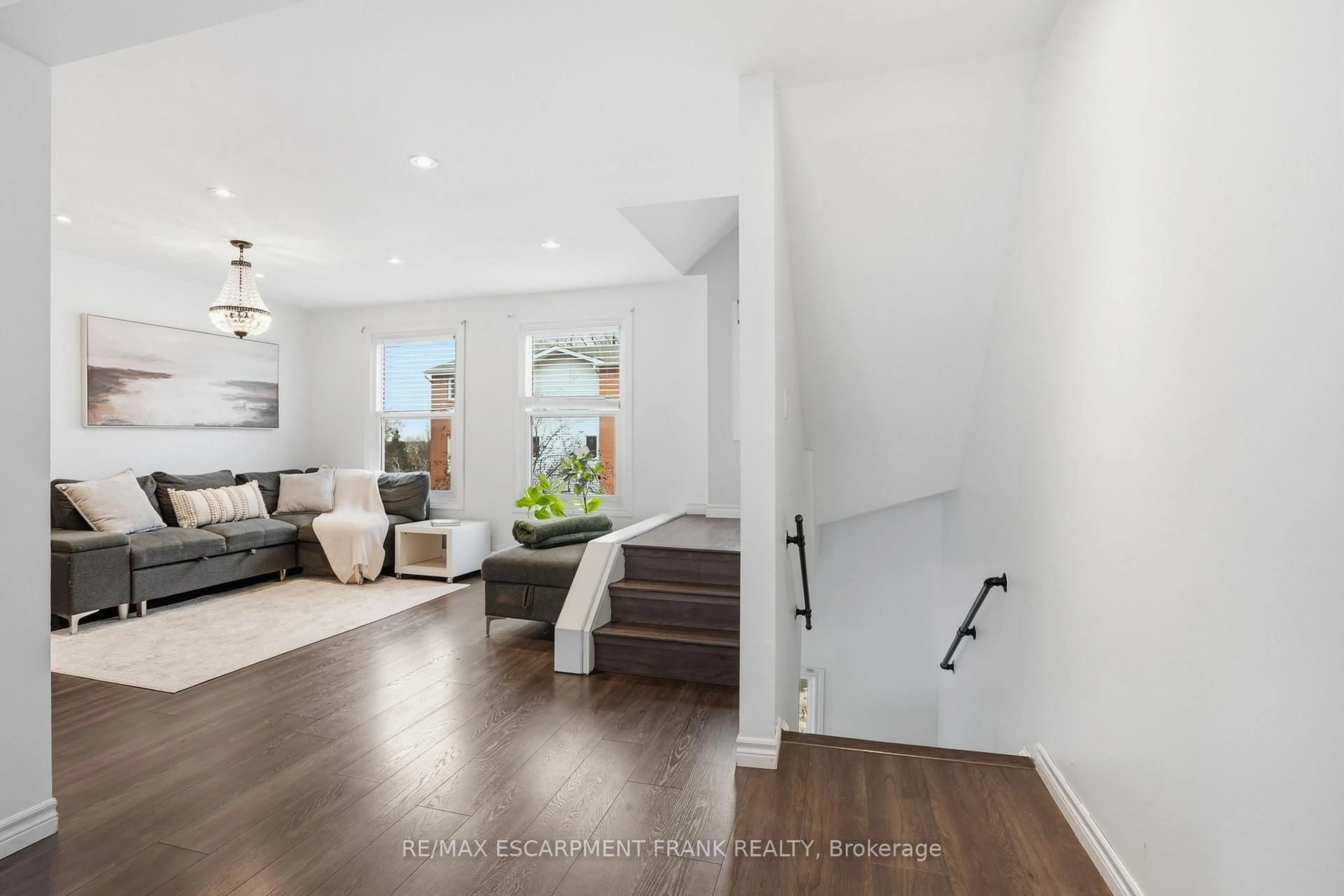 Indoor entryway for 1255 Upper Gage Ave #15, Hamilton Ontario L8W 3C7