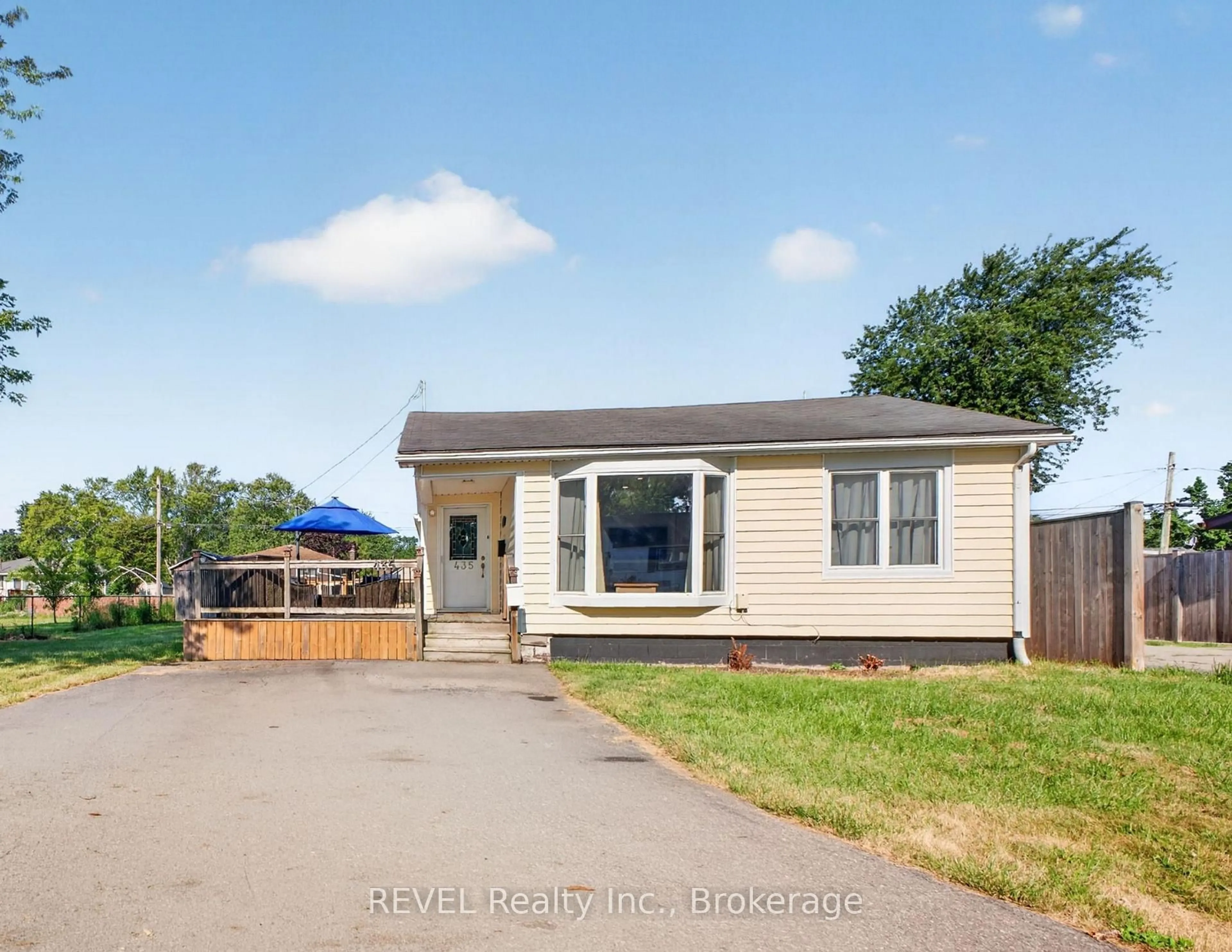 Home with vinyl exterior material, street for 435 Grandview Rd, Fort Erie Ontario L2A 4T6