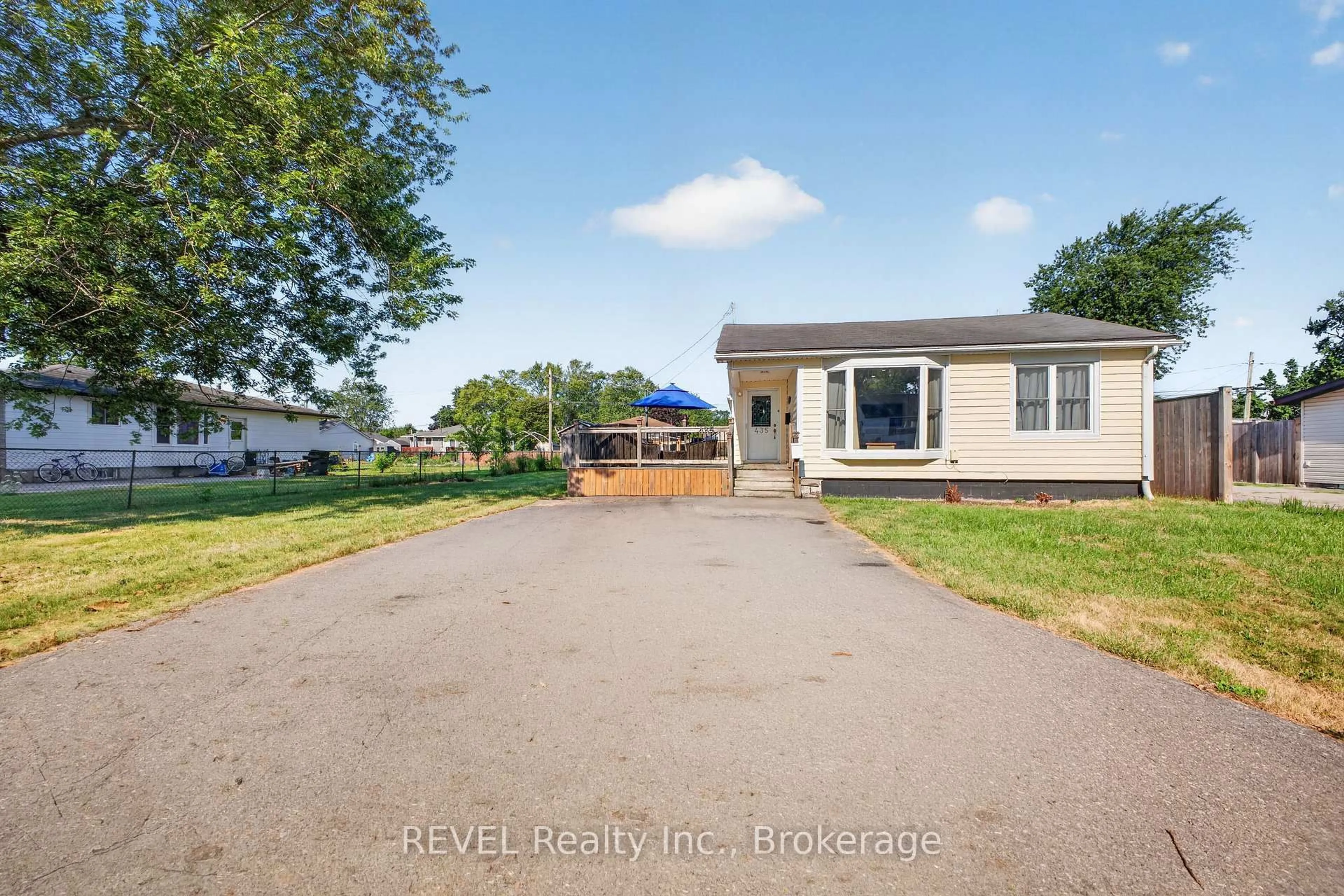 A pic from outside/outdoor area/front of a property/back of a property/a pic from drone, street for 435 Grandview Rd, Fort Erie Ontario L2A 4T6