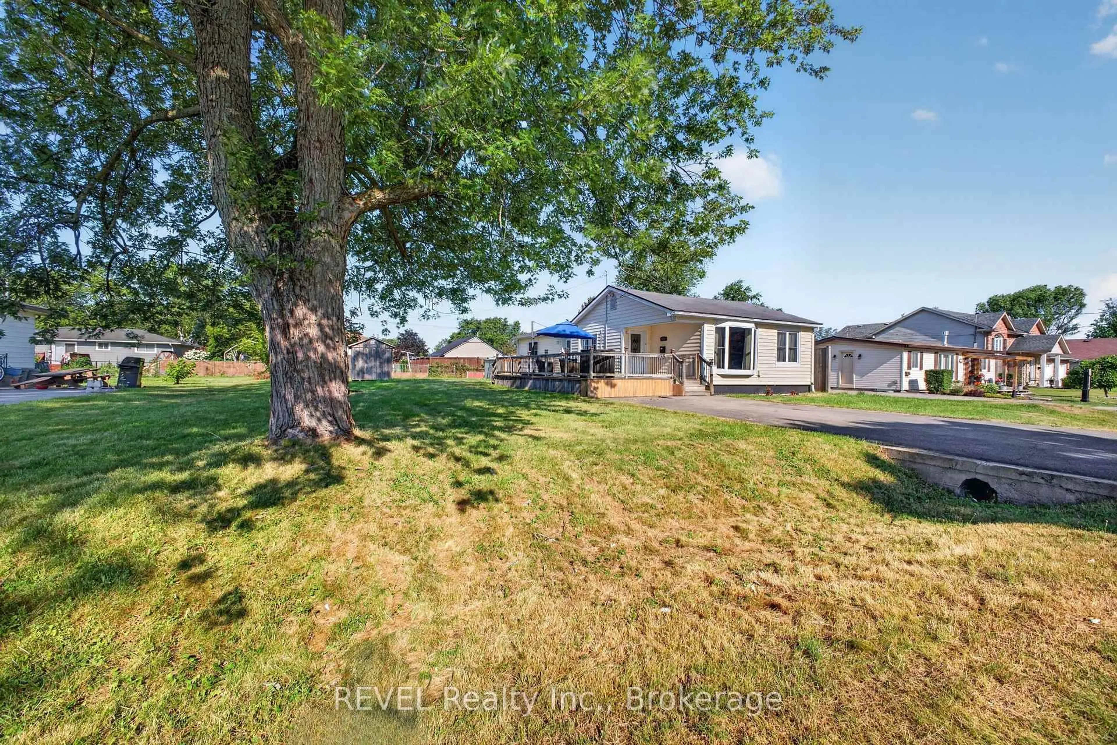 A pic from outside/outdoor area/front of a property/back of a property/a pic from drone, street for 435 Grandview Rd, Fort Erie Ontario L2A 4T6