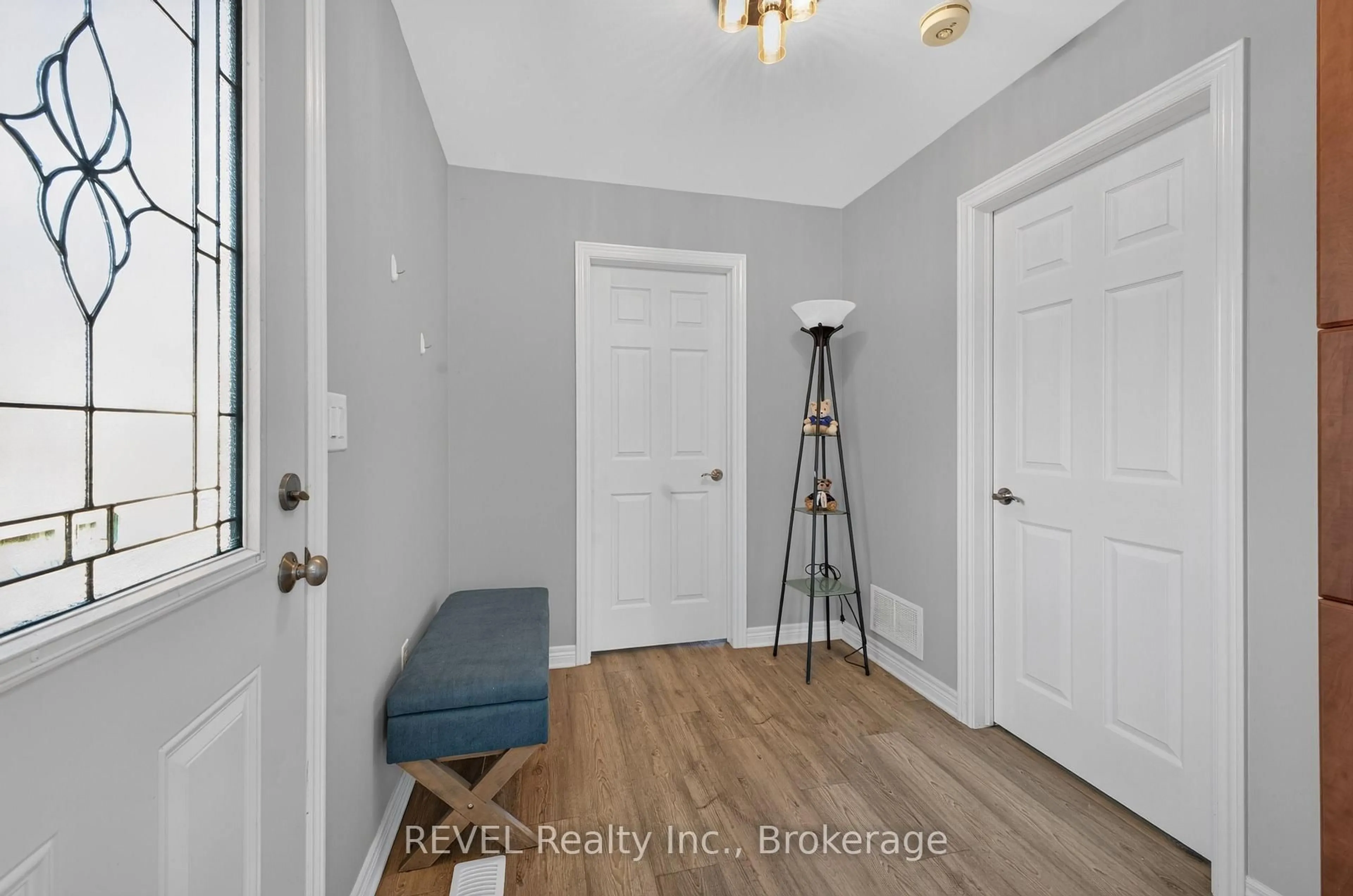 Indoor entryway for 435 Grandview Rd, Fort Erie Ontario L2A 4T6