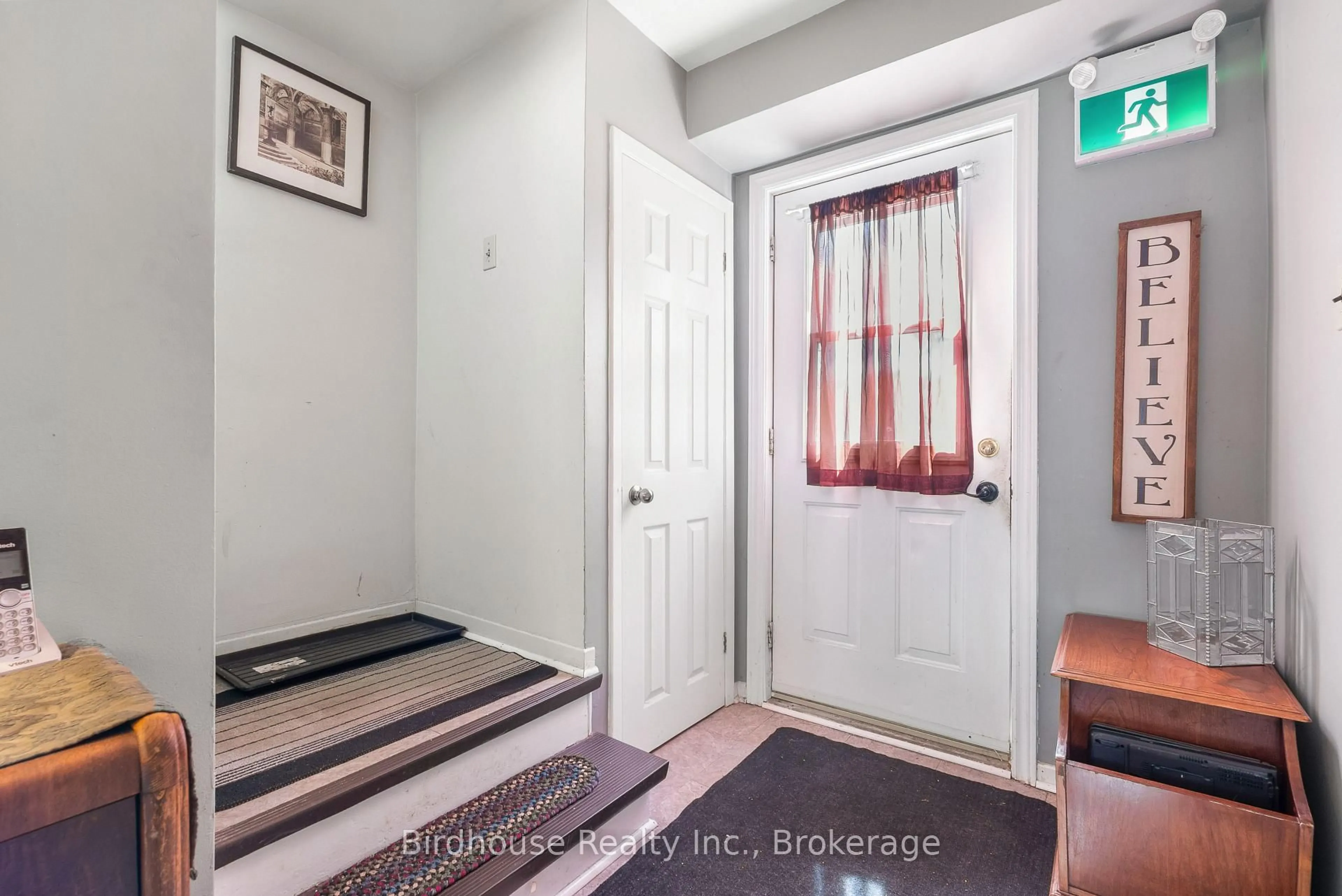 Indoor entryway for 22 Northlin Park Rd, Kawartha Lakes Ontario K9V 4P3